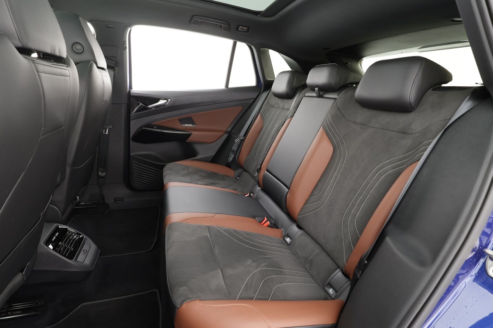 Volkswagen ID.4 2024 Pro 4MOTION Elegance 210 kW / 286 hv, akku 77 kWh * ACC / HUD / H&K / Lasikatto / ILP / 360° / IQ.Light / Muistipenkit * - Akuston esilämmitys / 1.Om Suomi-auto / Kahdet renkaat aluvanteilla / Huippuvarusteet - HULLUT AVAJAISHULINAT KORKOTARJOUS 3,29 %