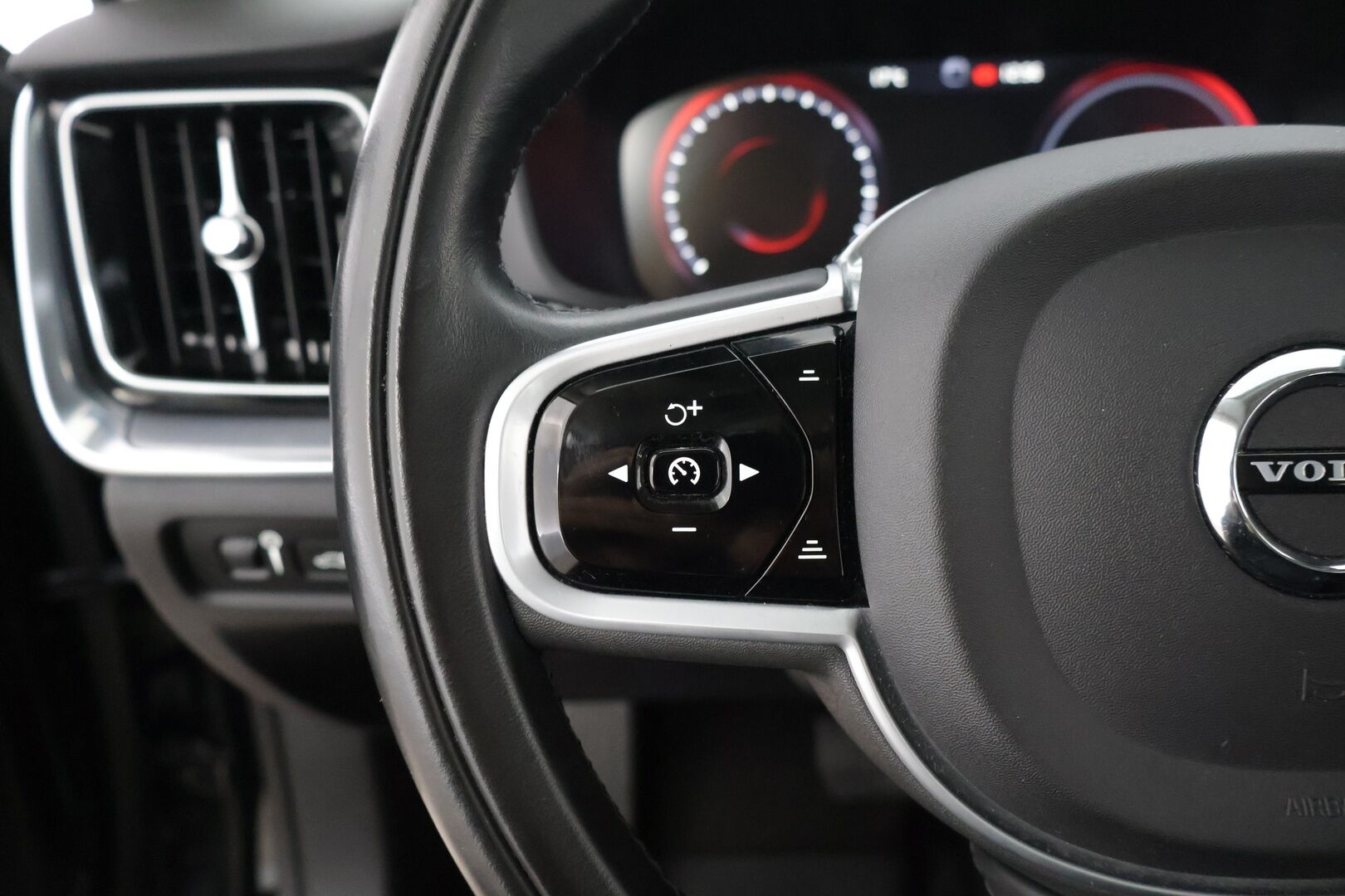 Volvo V60 2020 T6 TwE AWD Momentum ** BLIS / ACC/ Koukku / Puolinahat** - Kahdet renkaat vanteineen / Digimittaristo / Ambient lights