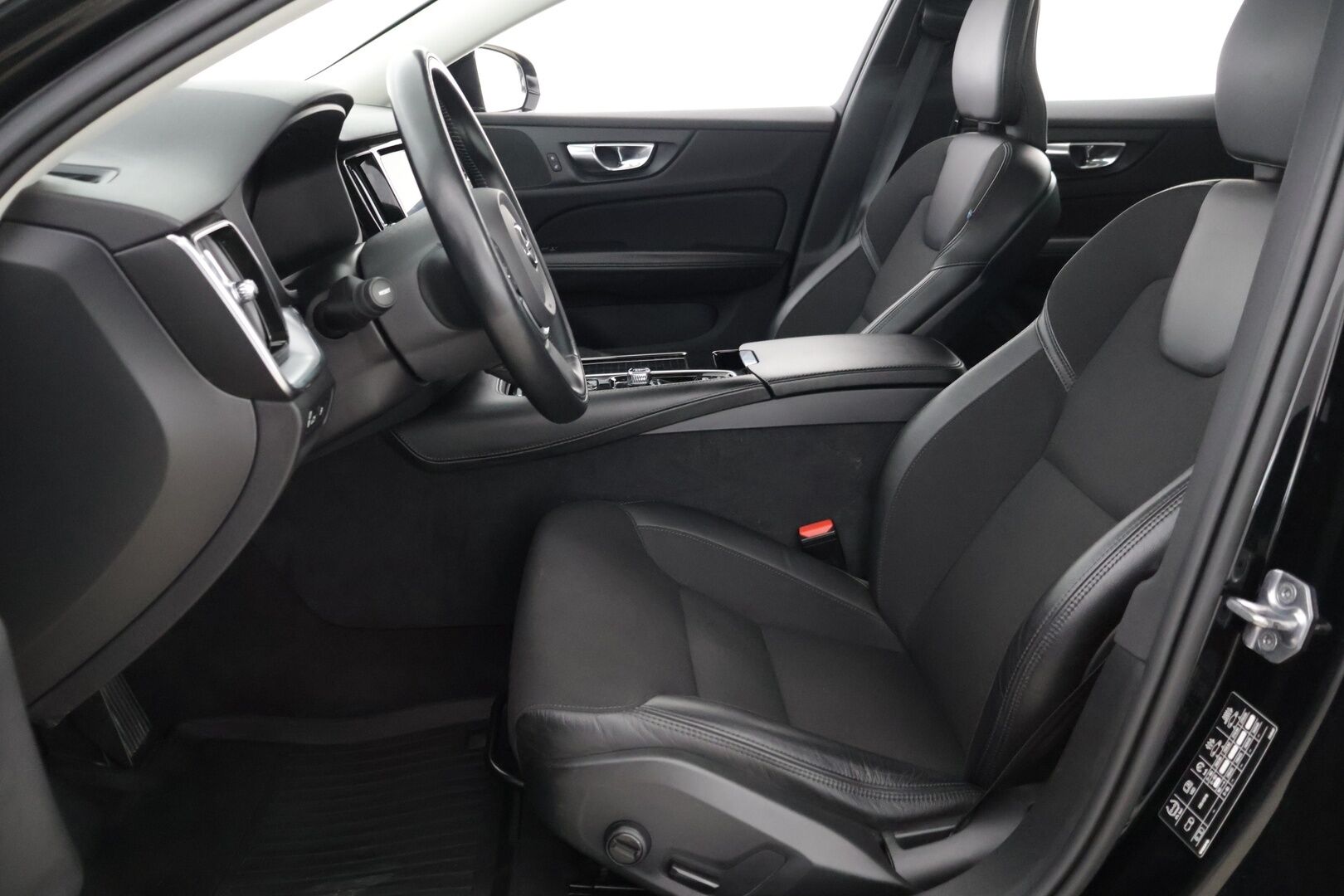 Volvo V60 2020 T6 TwE AWD Momentum ** BLIS / ACC / P.Kamera / Koukku / Puolinahat** - 2x Renkaat ja vanteet / Digimittaristo / Ambient lights - HULLUT JOULUT KORKOTARJOUS 2,49% 