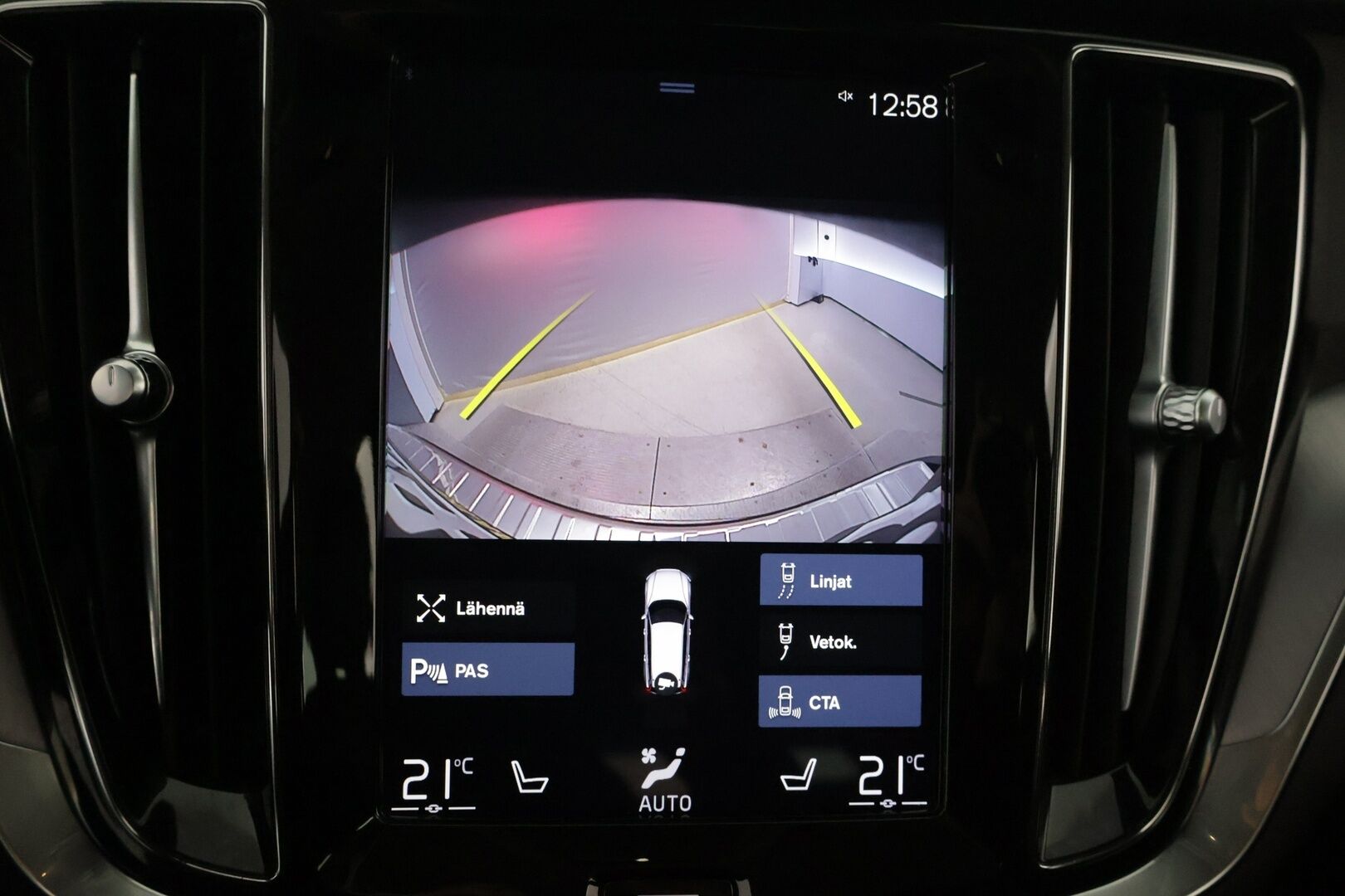 Volvo V60 2020 T6 TwE AWD Momentum ** BLIS / ACC/ Koukku / Puolinahat** - Kahdet renkaat vanteineen / Digimittaristo / Ambient lights