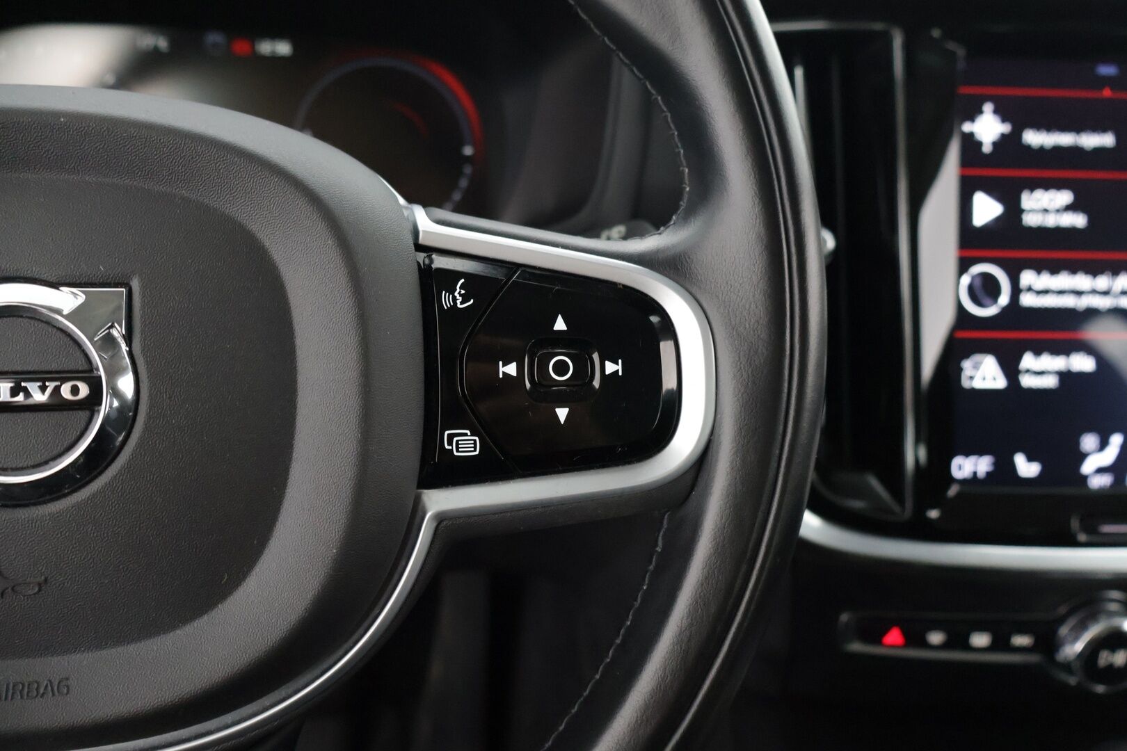 Volvo V60 2020 T6 TwE AWD Momentum ** BLIS / ACC/ Koukku / Puolinahat** - Kahdet renkaat vanteineen / Digimittaristo / Ambient lights