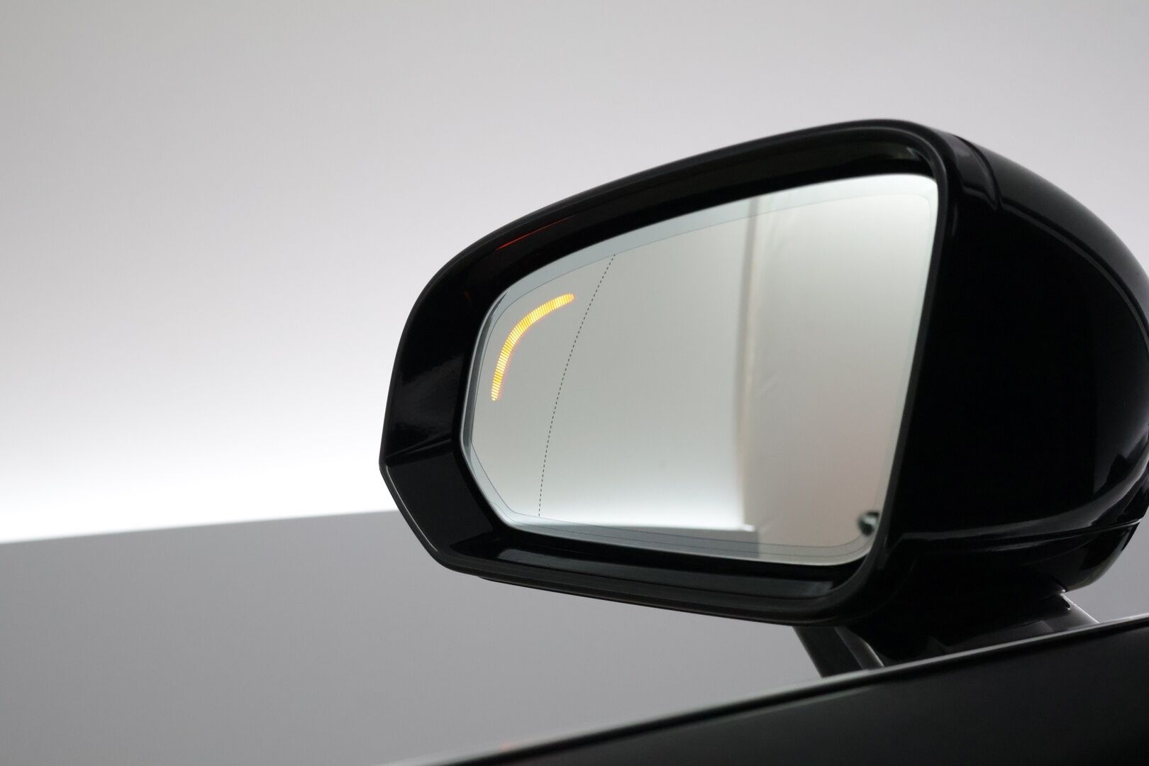 Volvo V60 2020 T6 TwE AWD Momentum ** BLIS / ACC/ Koukku / Puolinahat** - Kahdet renkaat vanteineen / Digimittaristo / Ambient lights