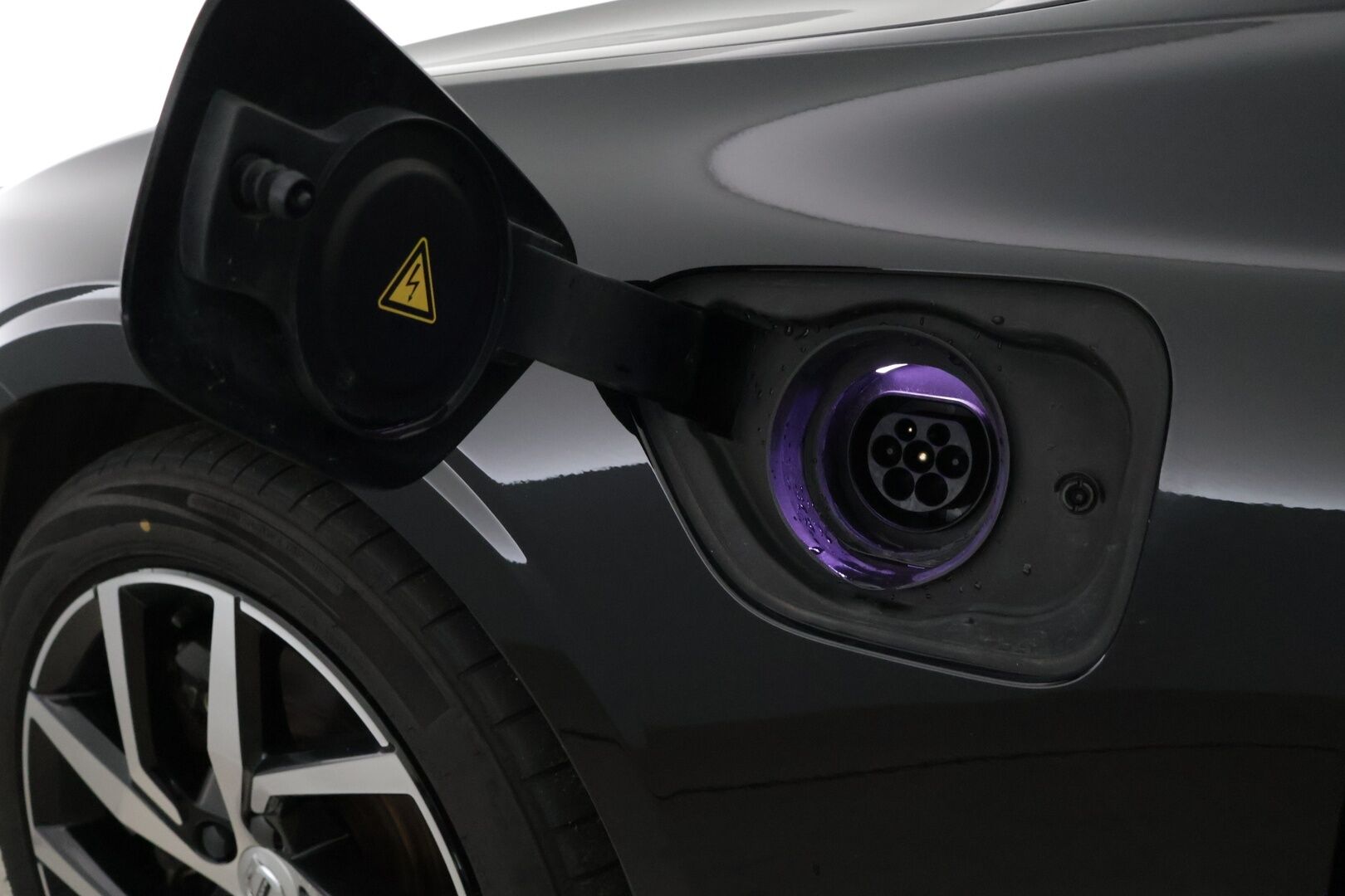 Volvo V60 2020 T6 TwE AWD Momentum ** BLIS / ACC/ Koukku / Puolinahat** - Kahdet renkaat vanteineen / Digimittaristo / Ambient lights