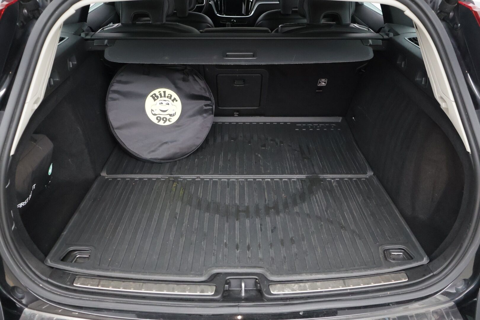 Volvo V60 2020 T6 TwE AWD Momentum ** BLIS / ACC / P.Kamera / Koukku / Puolinahat** - 2x Renkaat ja vanteet / Digimittaristo / Ambient lights - HULLUT JOULUT KORKOTARJOUS 2,49% 