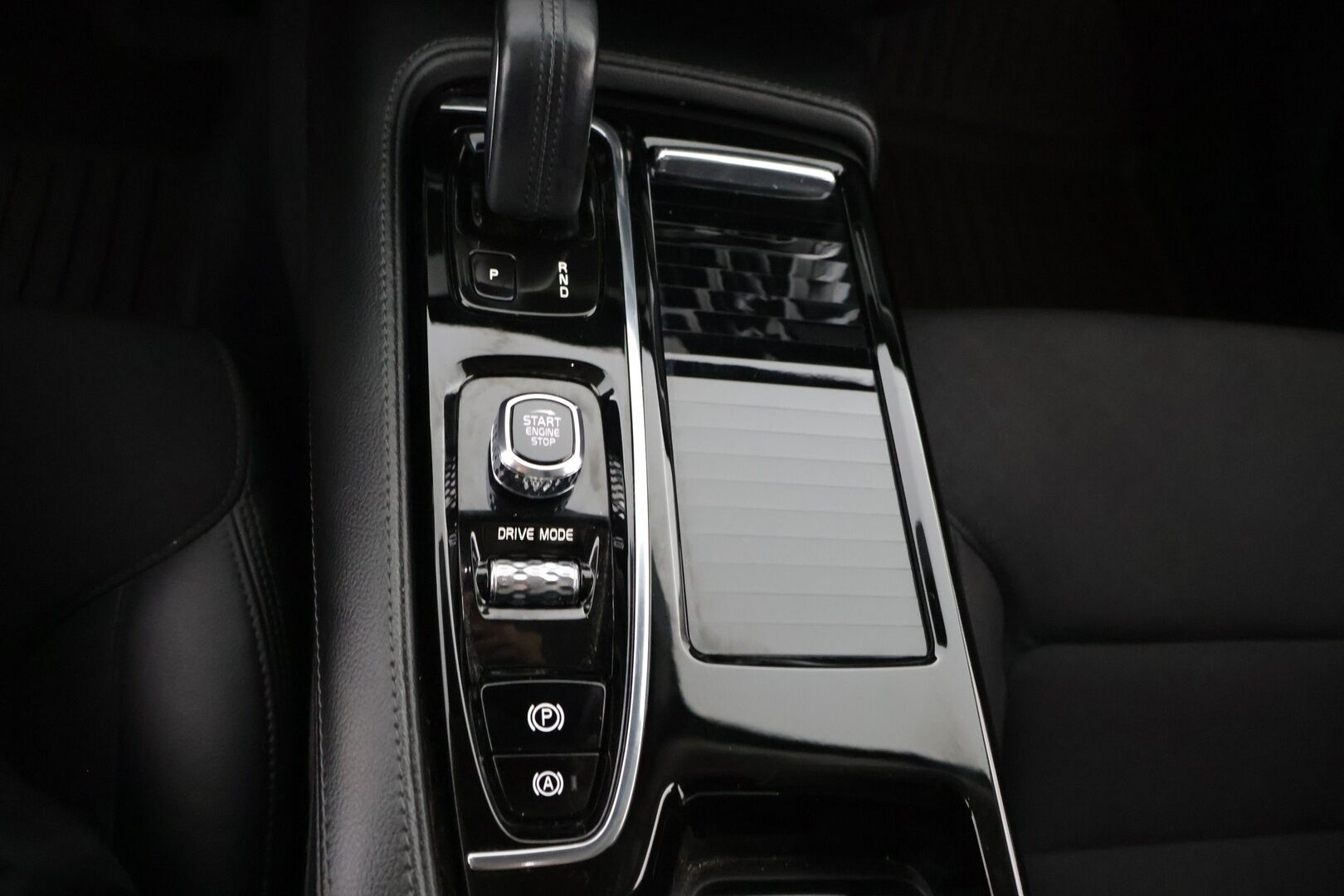 Volvo V60 2020 T6 TwE AWD Momentum ** BLIS / ACC/ Koukku / Puolinahat** - Kahdet renkaat vanteineen / Digimittaristo / Ambient lights