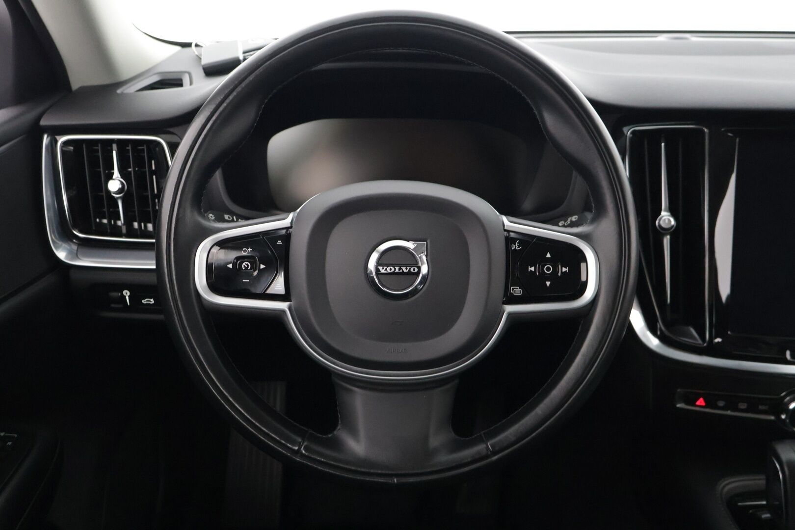 Volvo V60 2020 T6 TwE AWD Momentum ** BLIS / ACC/ Koukku / Puolinahat** - Kahdet renkaat vanteineen / Digimittaristo / Ambient lights