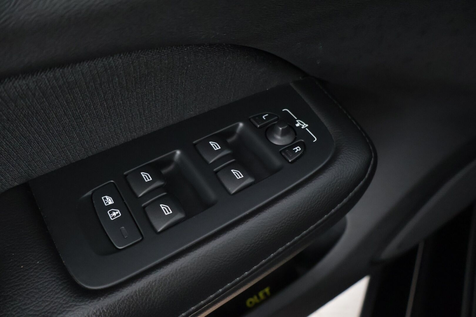 Volvo V60 2020 T6 TwE AWD Momentum ** BLIS / ACC/ Koukku / Puolinahat** - Kahdet renkaat vanteineen / Digimittaristo / Ambient lights