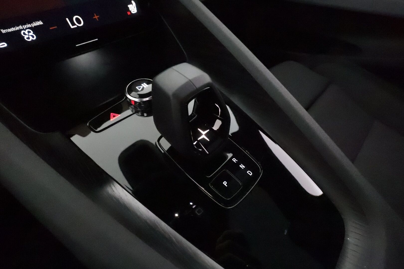 Polestar 2 2021 Long Range Dual motor 300kW **Lämpöpumppu / Koukku / Lasikatto / ACC / Full-LED / H&K / 360° / Sportpenkki Muistilla** - 2x Latauskaapelit / Merkkihuollettu!