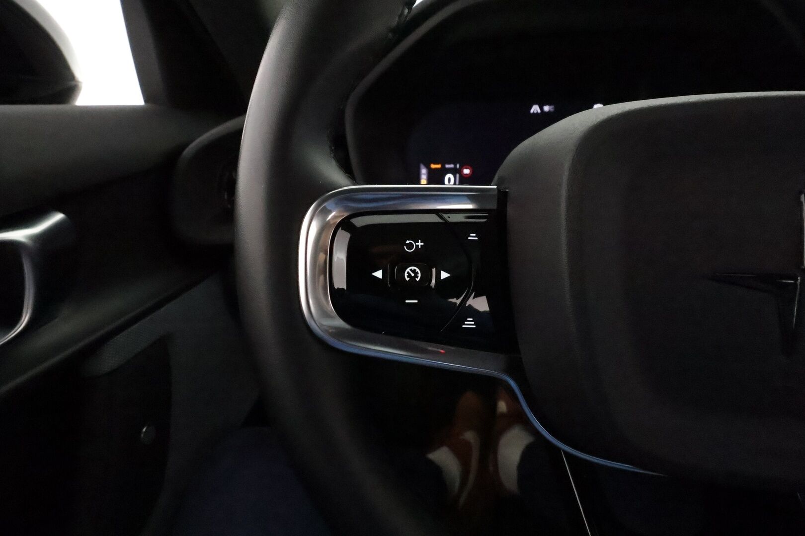 Polestar 2 2021 Long Range Dual motor 300kW **Lämpöpumppu / Koukku / Lasikatto / ACC / Full-LED / H&K / 360° / Sportpenkki Muistilla** - 2x Latauskaapelit / Merkkihuollettu!