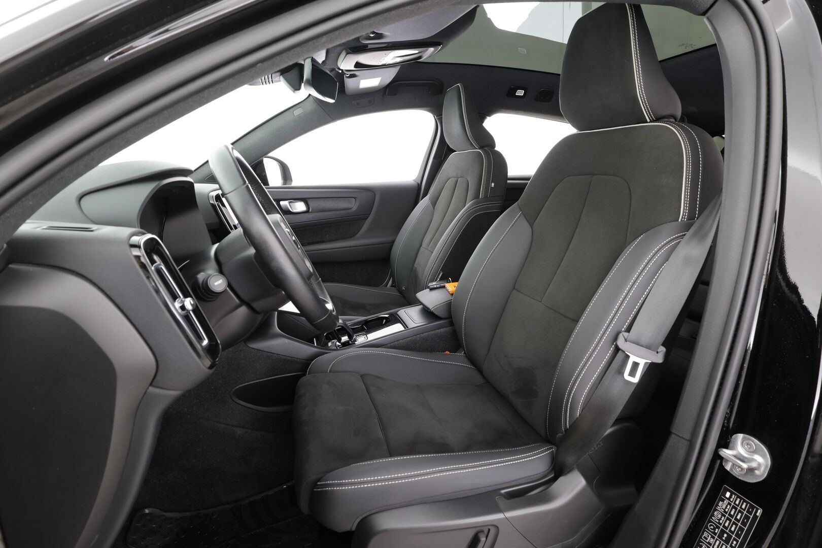 Volvo C40 2023 Recharge Single Ultimate aut - | ACC | ILP | Koukku | H/K | 360-Kamera | LED | Muistipenkki | Lasikatto | Sporttipenkit | Ratinlämmitys | Keyless | Apple & Android | Merkkihuollettu | Kahdet Renkaat |