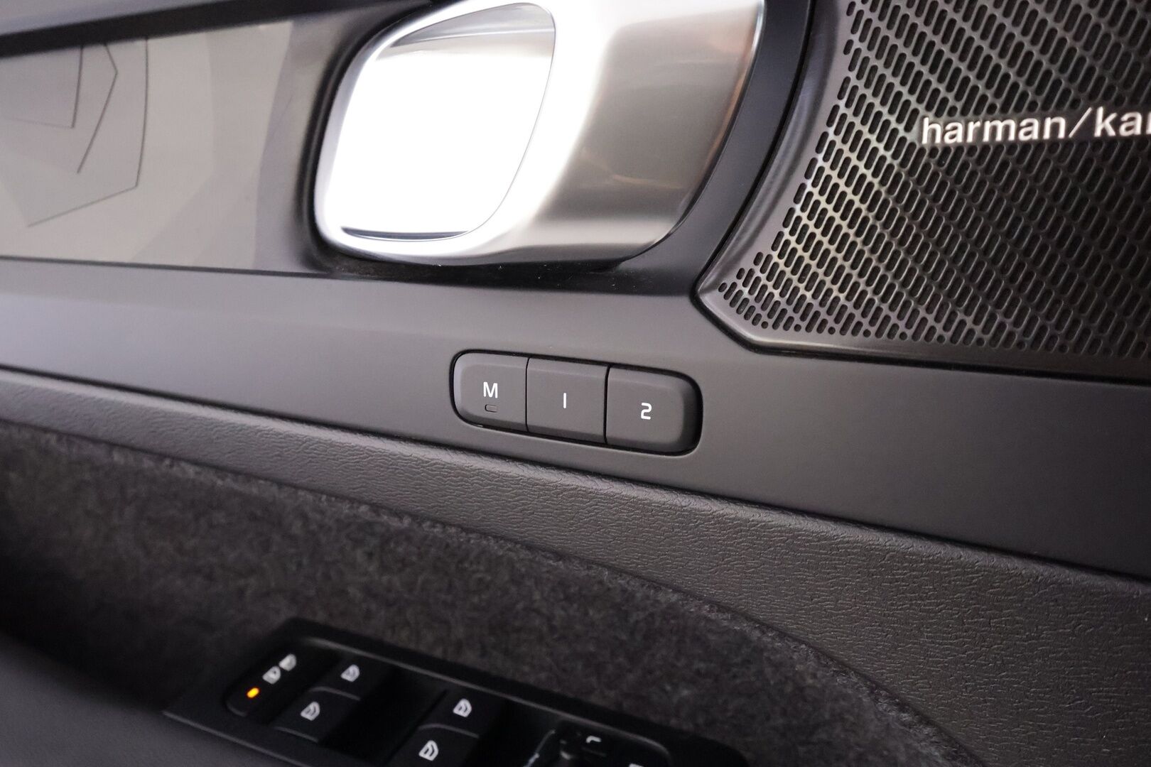 Volvo C40 2023 Recharge Single Ultimate aut - | ACC | ILP | Koukku | H/K | 360-Kamera | LED | Muistipenkki | Lasikatto | Sporttipenkit | Ratinlämmitys | Keyless | Apple & Android | Merkkihuollettu | Kahdet Renkaat |
