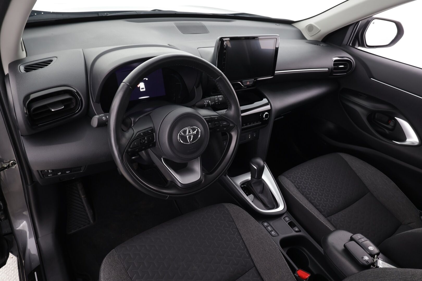 Toyota Yaris Cross 2024 1,5 Hybrid Active * ACC / LED / P.Kamera / Navi / Kaistavahti / Apple&Android / Keyless * - 1-om Suomi-auto / Kahdet renkaat / Merkkihuollettu! - Osta nyt, maksa vasta ensi vuonna