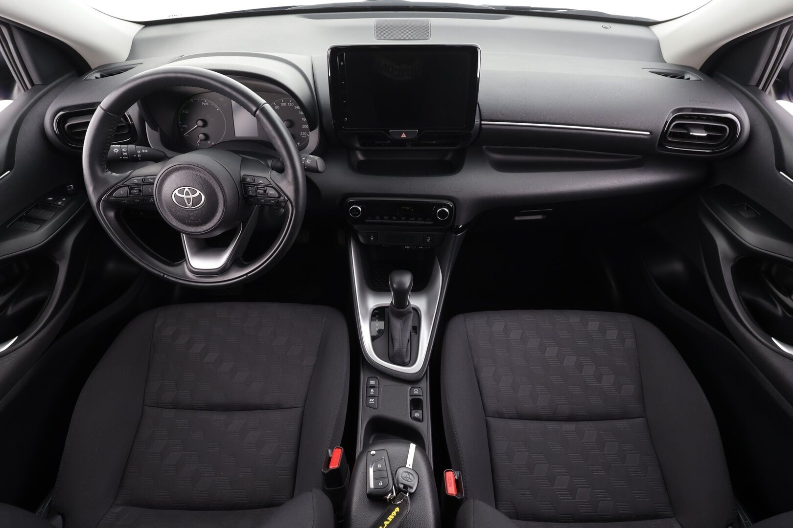 Toyota Yaris 2024 1,5 Hybrid 116 Intense * Suomi-auto / ACC / P.kamera / Apple&Android / Ratinlämmitin * - Kahdet renkaat aluvanteilla / Merkkihuollettu