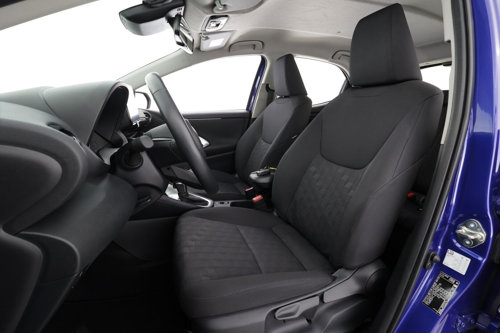 Toyota Yaris 2024 1,5 Hybrid 116 Intense * Suomi-auto / ACC / P.kamera / Apple&Android / Ratinlämmitin * - Kahdet renkaat aluvanteilla / Merkkihuollettu