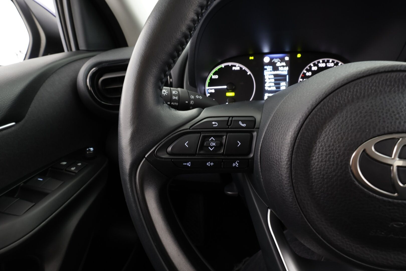 Toyota Yaris 2024 1,5 Hybrid 116 Intense * Suomi-auto / ACC / P.kamera / Apple&Android / Ratinlämmitin * - Kahdet renkaat aluvanteilla / Merkkihuollettu