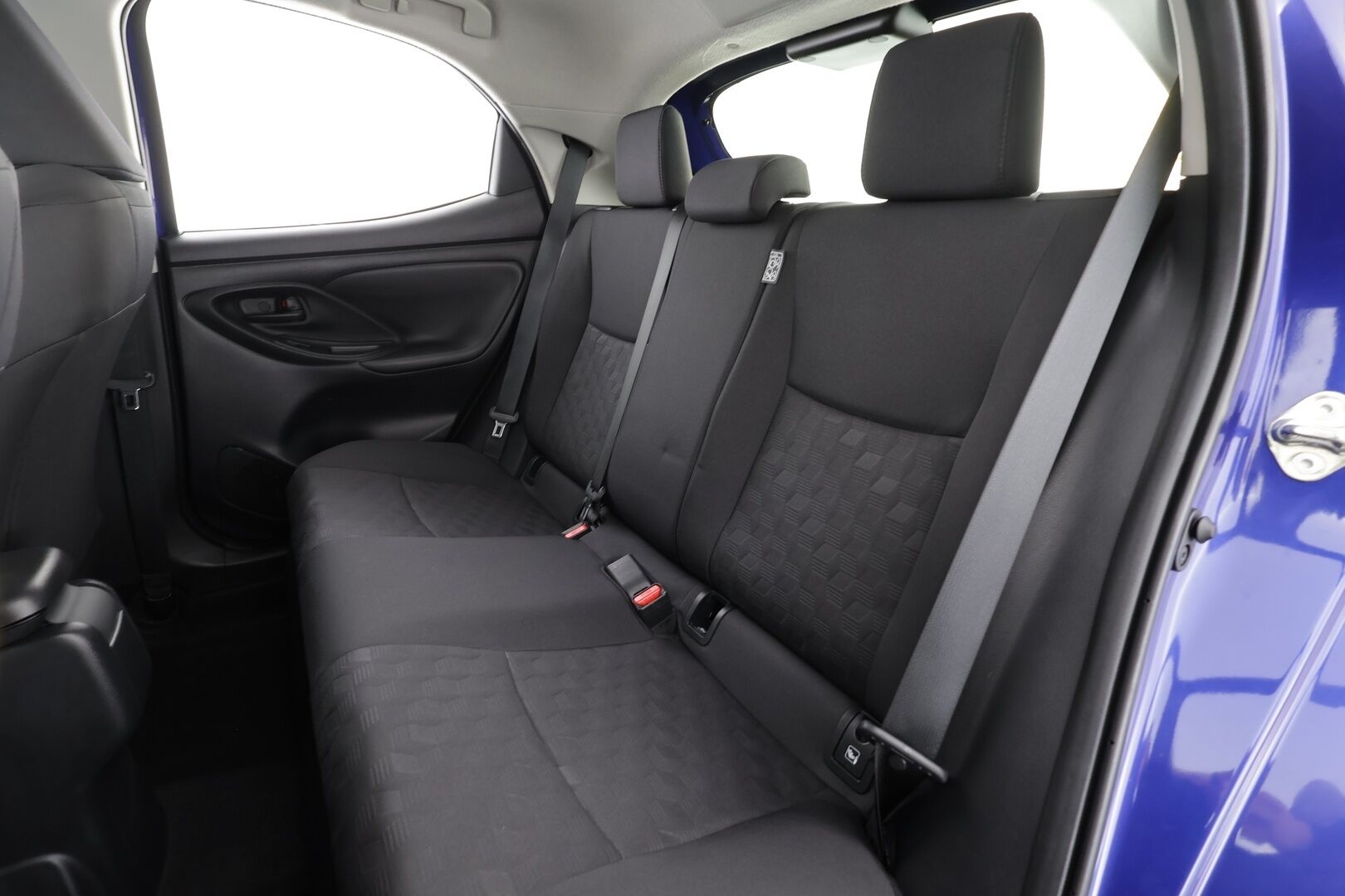 Toyota Yaris 2024 1,5 Hybrid 116 Intense * Suomi-auto / ACC / P.kamera / Apple&Android / Ratinlämmitin * - Kahdet renkaat aluvanteilla / Merkkihuollettu