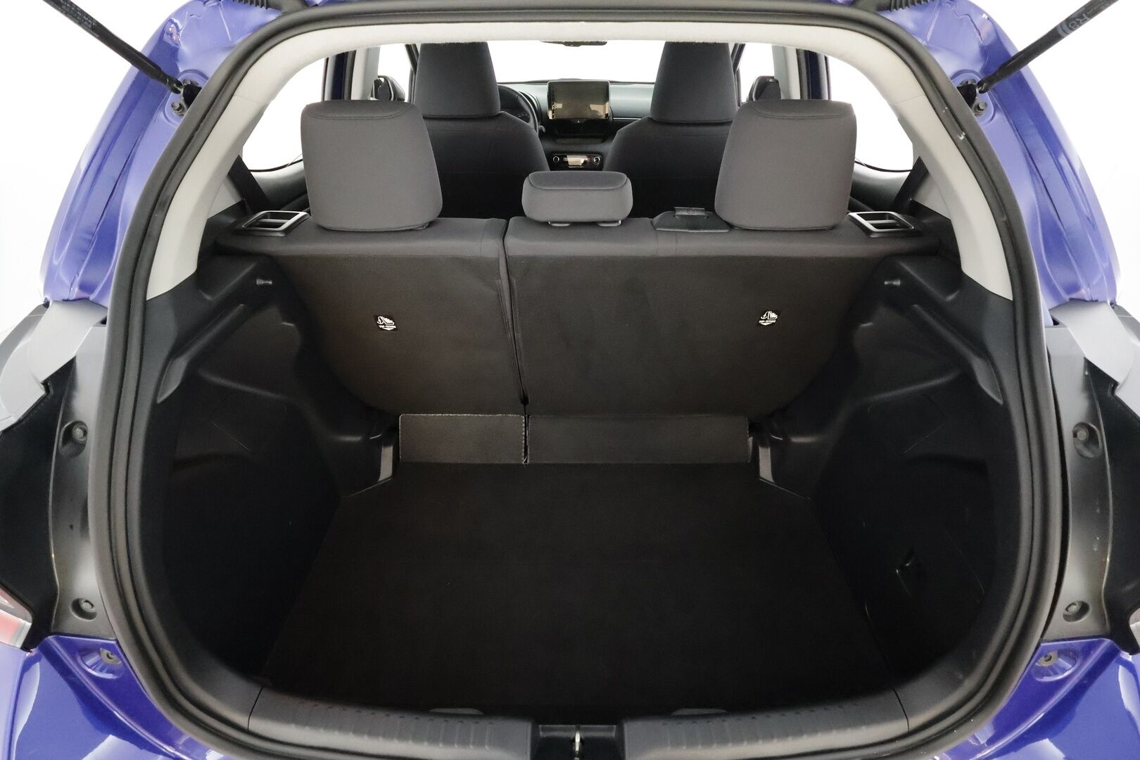 Toyota Yaris 2024 1,5 Hybrid 116 Intense * Suomi-auto / ACC / P.kamera / Apple&Android / Ratinlämmitin * - Kahdet renkaat aluvanteilla / Merkkihuollettu - HULLU BLACKWEEK KORKOTARJOUS 2,49%