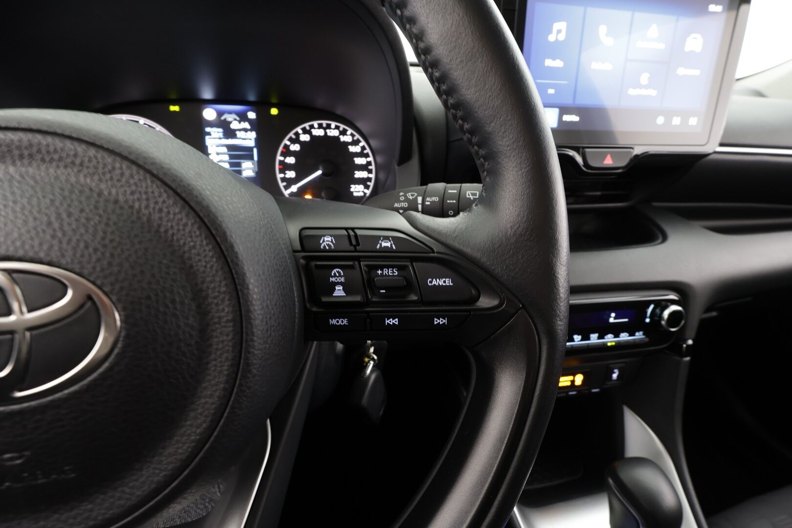 Toyota Yaris 2024 1,5 Hybrid 116 Intense * Suomi-auto / ACC / P.kamera / Apple&Android / Ratinlämmitin * - Kahdet renkaat aluvanteilla / Merkkihuollettu