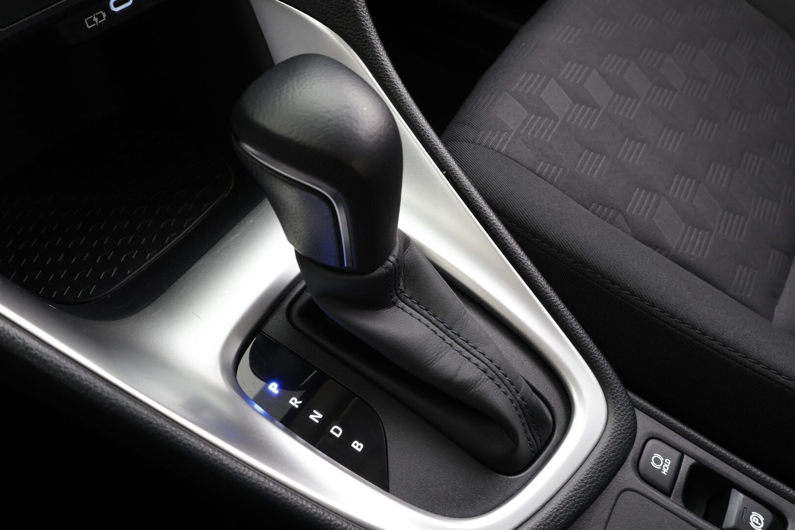 Toyota Yaris 2024 1,5 Hybrid 116 Intense * Suomi-auto / ACC / P.kamera / Apple&Android / Ratinlämmitin * - Kahdet renkaat aluvanteilla / Merkkihuollettu - HULLU BLACKWEEK KORKOTARJOUS 2,49%