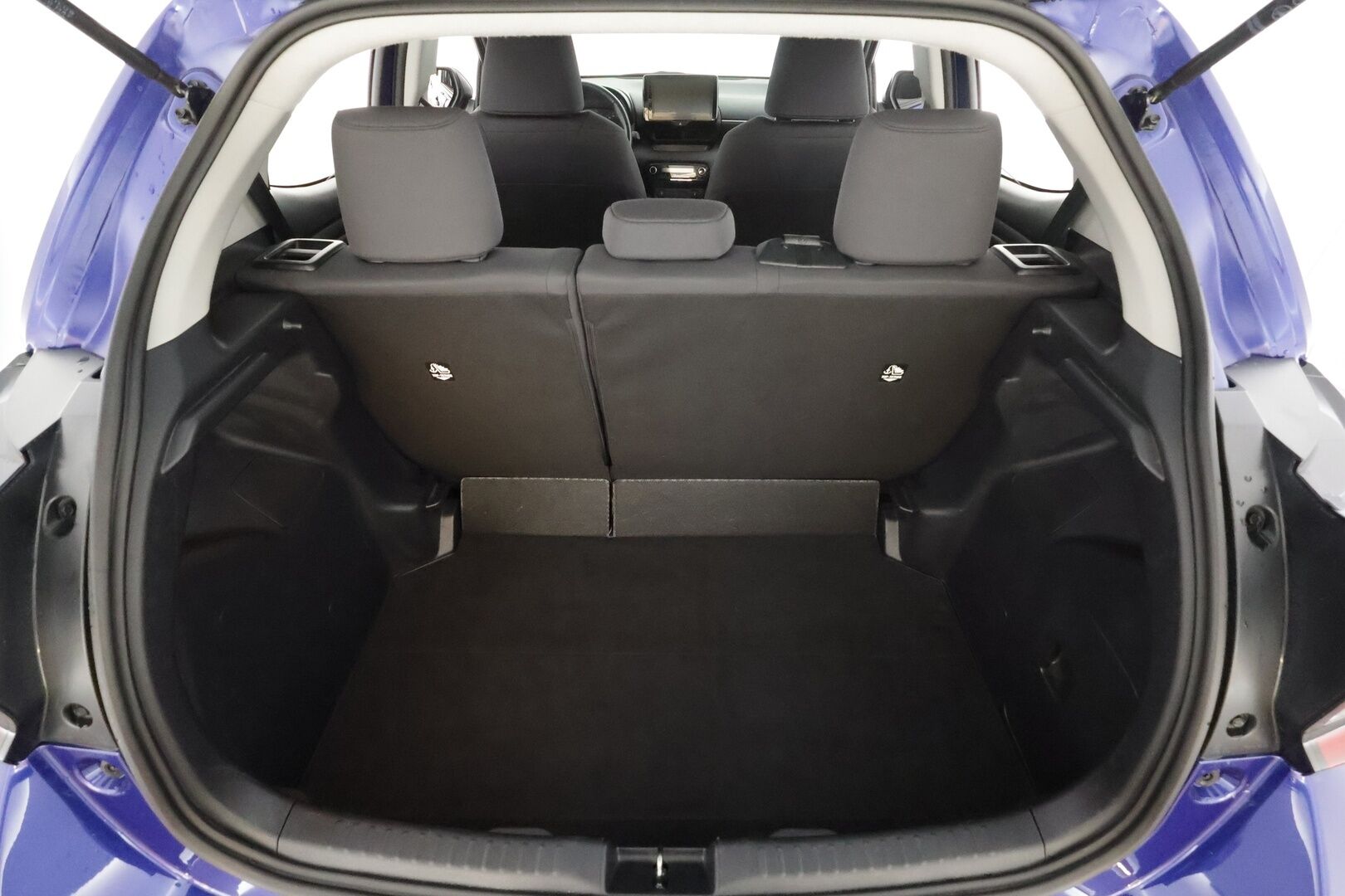 Toyota Yaris 2024 1,5 Hybrid 116 Intense * Suomi-auto / ACC / P.kamera / Apple&Android * - Kahdet renkaat aluvanteilla / Merkkihuollettu