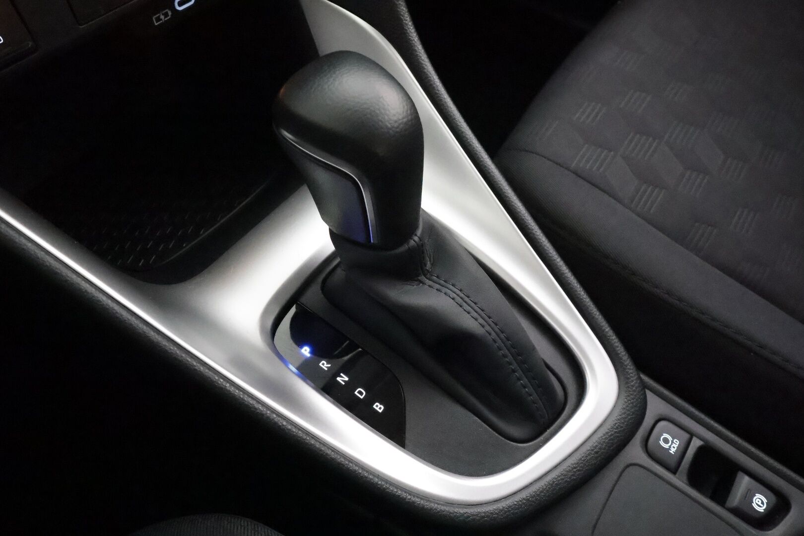 Toyota Yaris 2024 1,5 Hybrid 116 Intense * Suomi-auto / ACC / P.kamera / Apple&Android * - Kahdet renkaat aluvanteilla / Merkkihuollettu