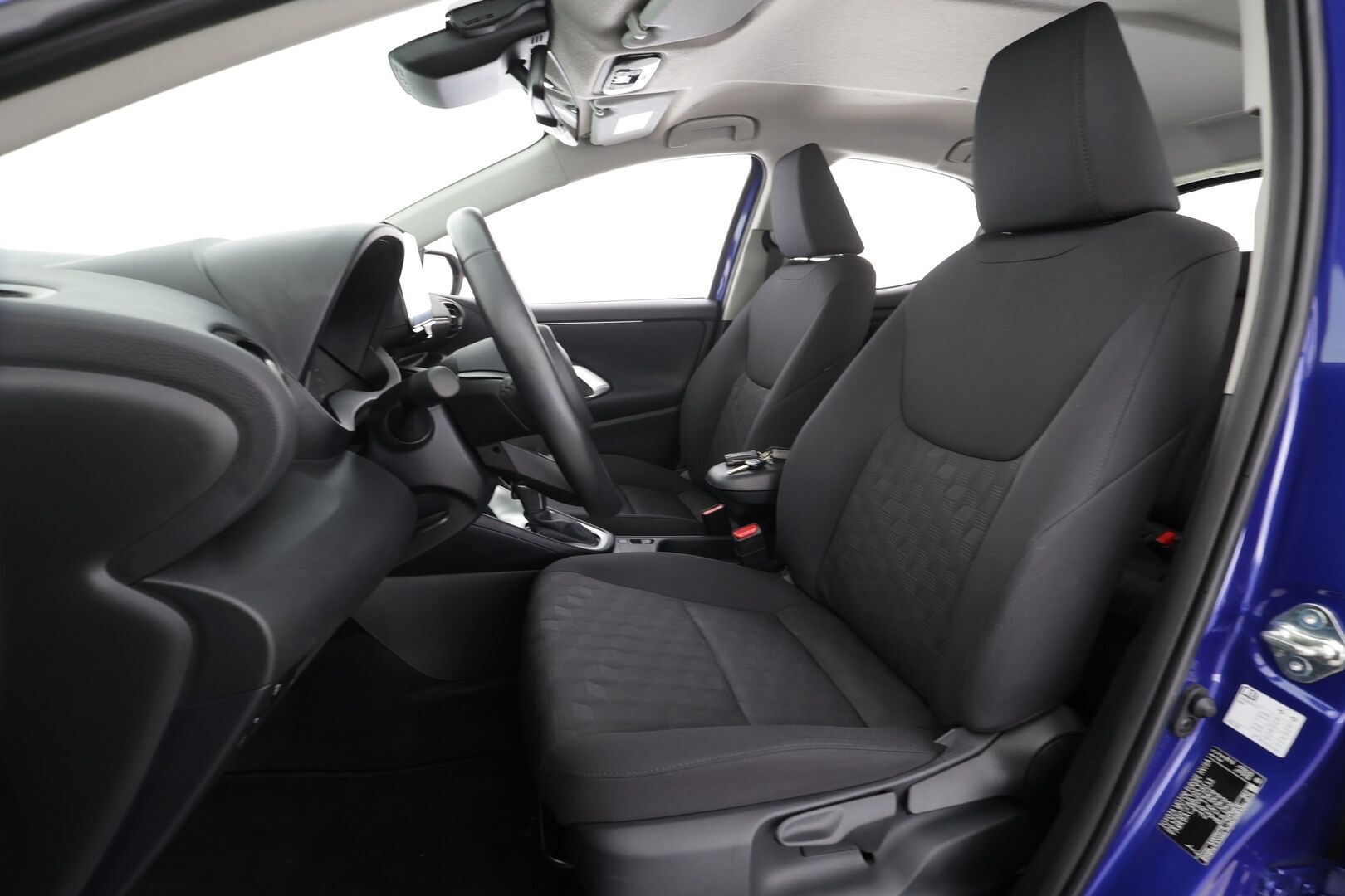 Toyota Yaris 2024 1,5 Hybrid 116 Intense * Suomi-auto / ACC / P.kamera / Apple&Android * - Kahdet renkaat aluvanteilla / Merkkihuollettu