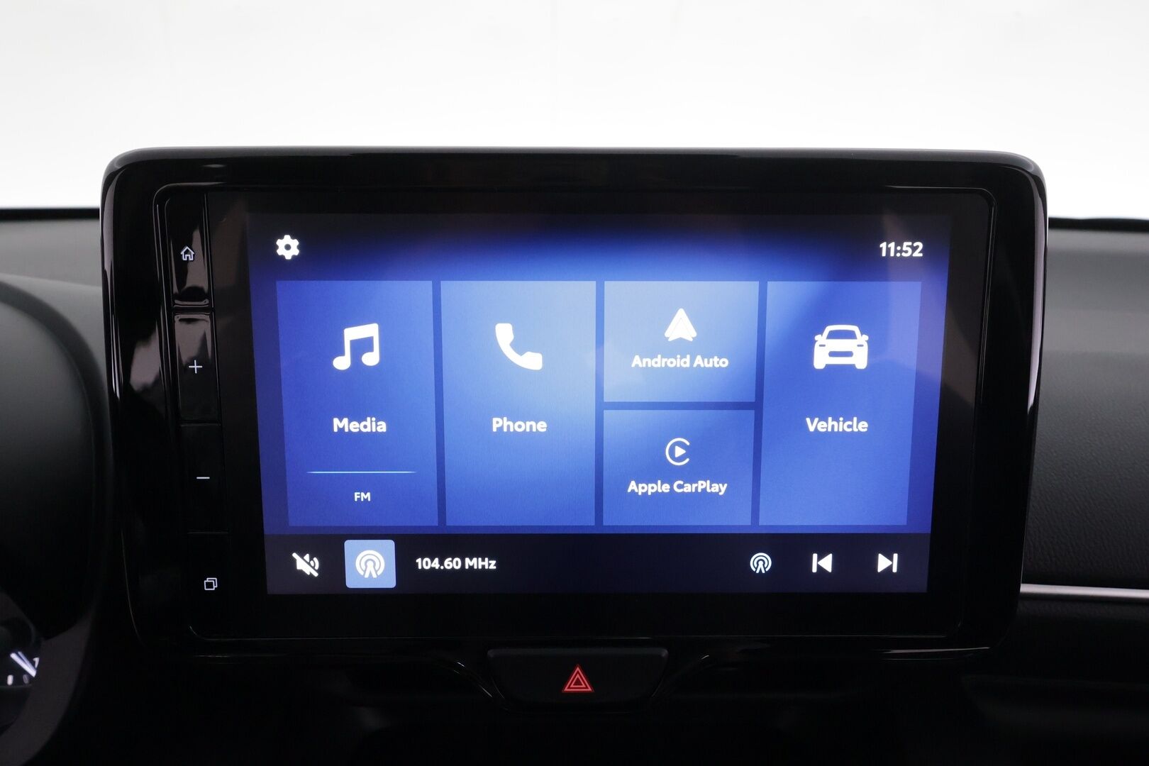 Toyota Yaris 2024 1,5 Hybrid 116 Intense * Suomi-auto / ACC / P.kamera / Apple&Android * - Kahdet renkaat aluvanteilla / Merkkihuollettu