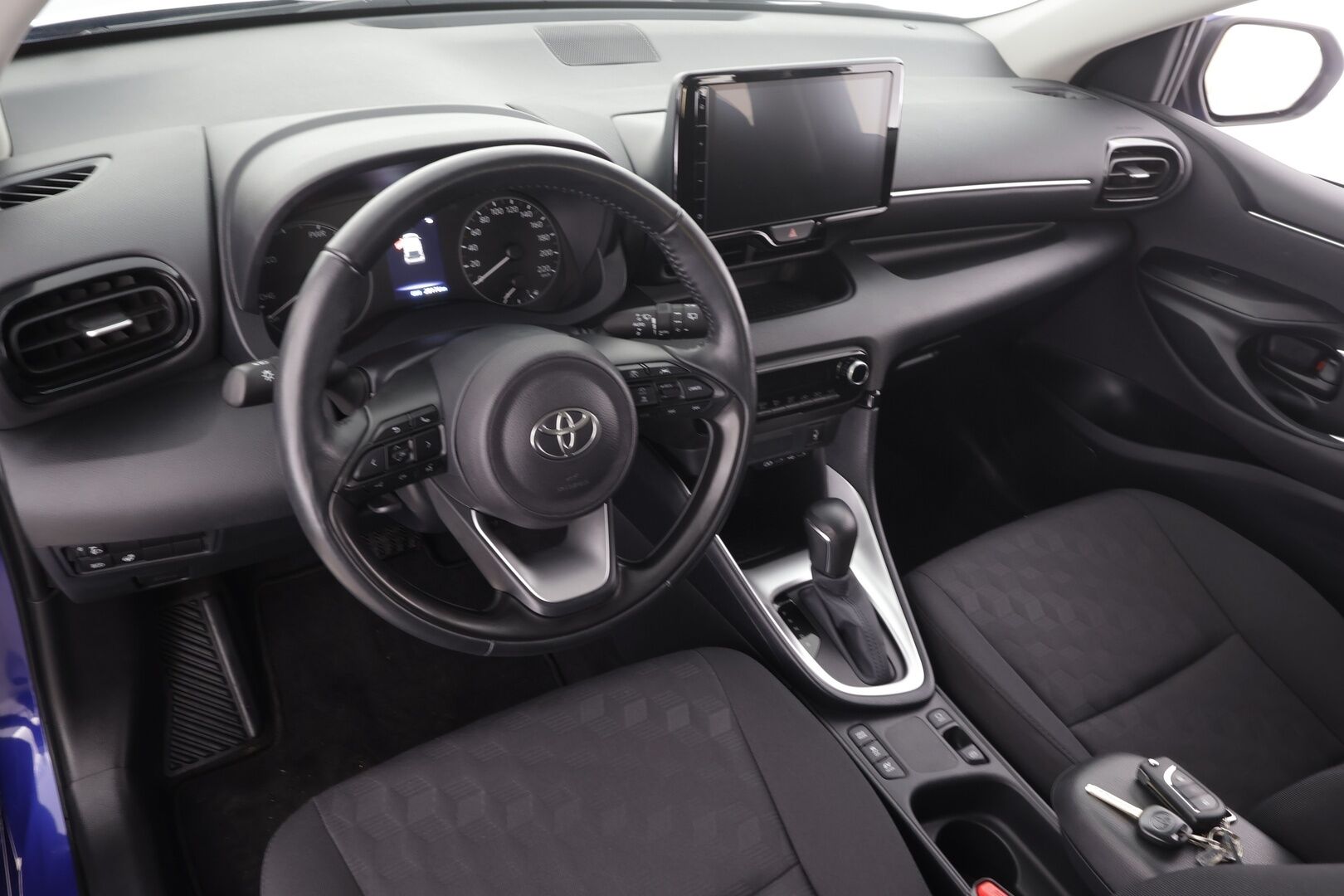 Toyota Yaris 2024 1,5 Hybrid 116 Intense * Suomi-auto / ACC / P.kamera / Apple&Android * - Kahdet renkaat aluvanteilla / Merkkihuollettu