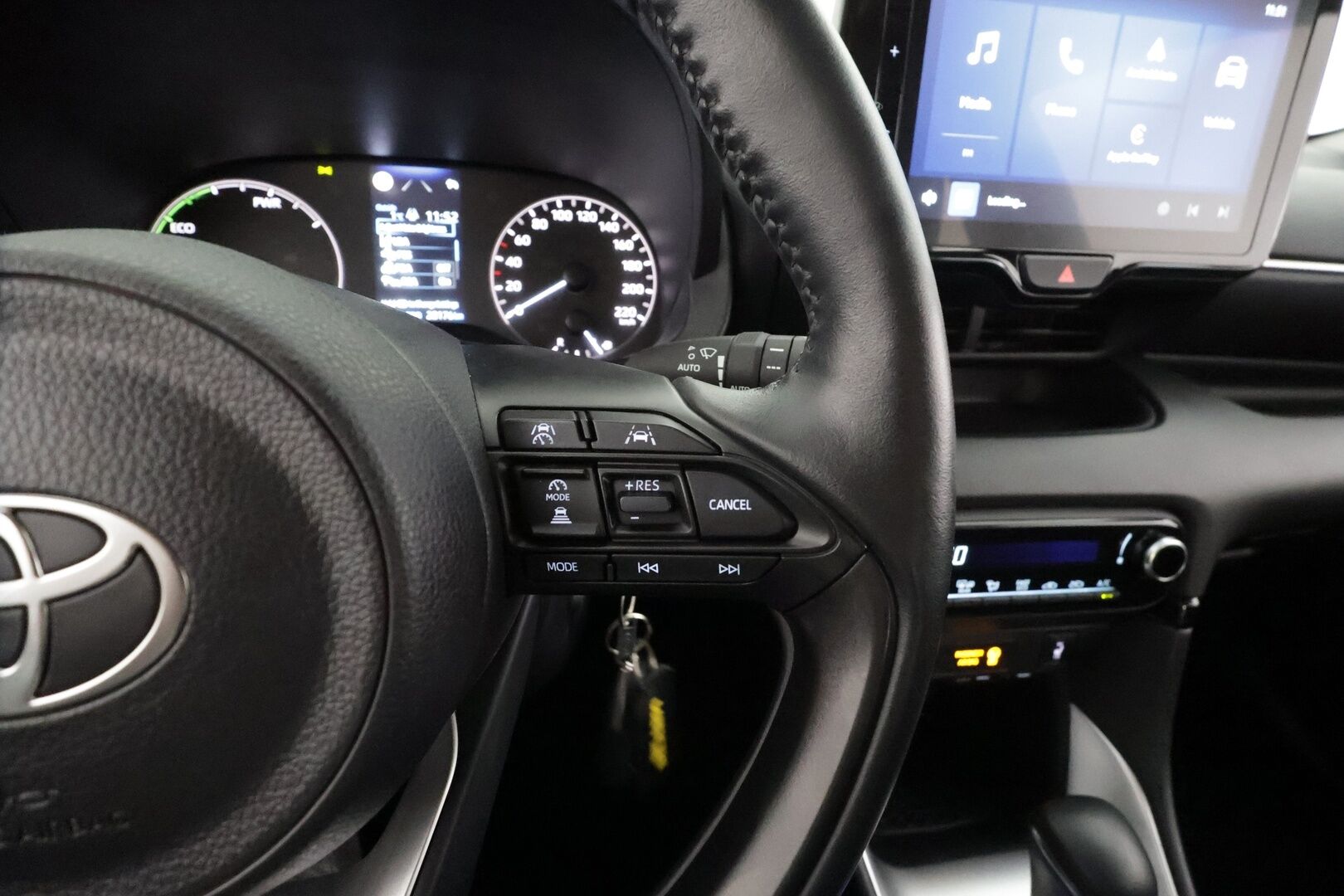 Toyota Yaris 2024 1,5 Hybrid 116 Intense * Suomi-auto / ACC / P.kamera / Apple&Android * - Kahdet renkaat aluvanteilla / Merkkihuollettu