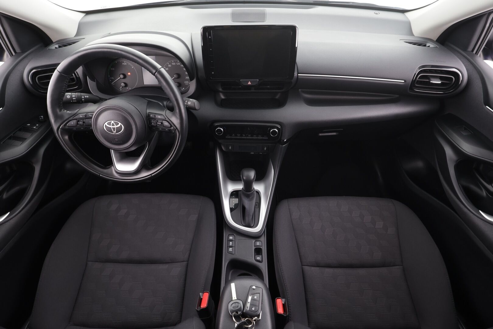 Toyota Yaris 2024 1,5 Hybrid 116 Intense * Suomi-auto / ACC / P.kamera / Apple&Android * - Kahdet renkaat aluvanteilla / Merkkihuollettu