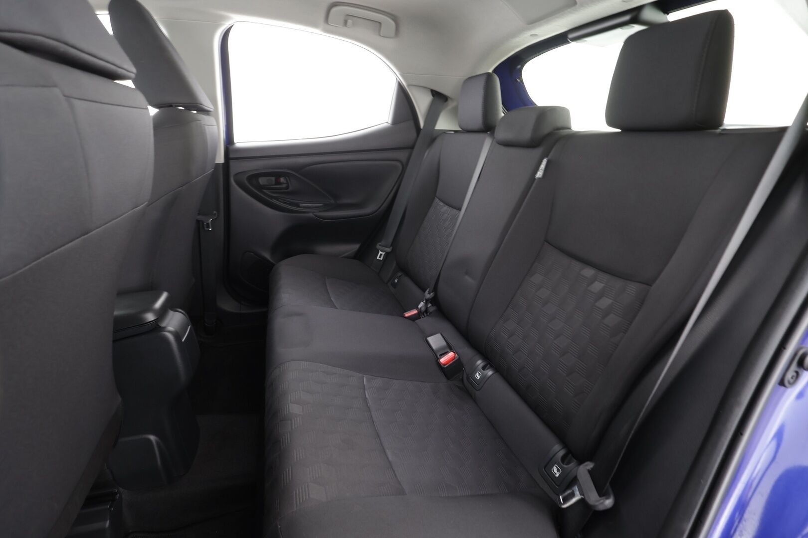 Toyota Yaris 2024 1,5 Hybrid 116 Intense * Suomi-auto / ACC / P.kamera / Apple&Android * - Kahdet renkaat aluvanteilla / Merkkihuollettu