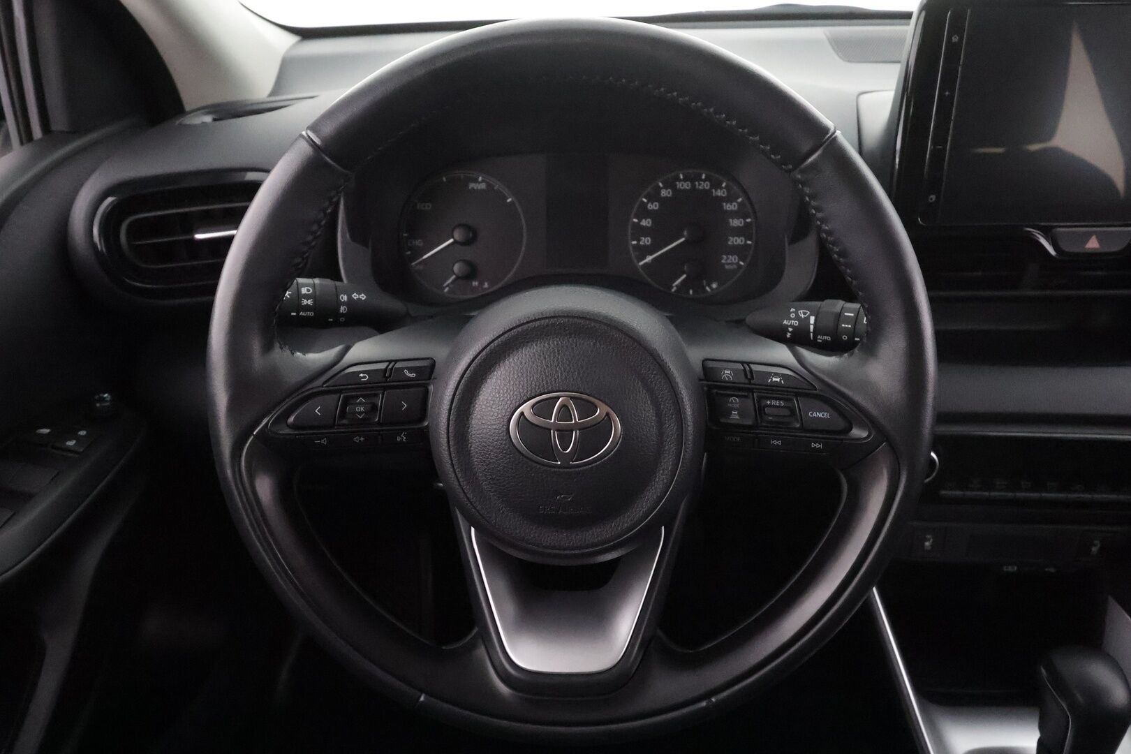 Toyota Yaris 2024 1,5 Hybrid 116 Intense * Suomi-auto / ACC / P.kamera / Apple&Android * - Kahdet renkaat aluvanteilla / Merkkihuollettu