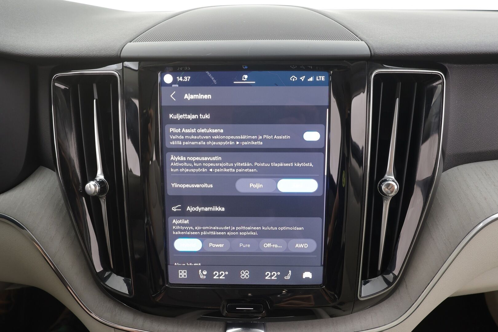 Volvo XC60 2024 T6 AWD Long Range Plus Bright aut. - | Koukku | Panorama | ACC | Full-LED | P.Kamera | Sporttinahat Muistilla | Kaistavahti | Navi | Katveavustin | Keyless | 1-om Suomi-auto |  2x Latauskaapelit | Kahdet renkaat | Merkkihuollot | 