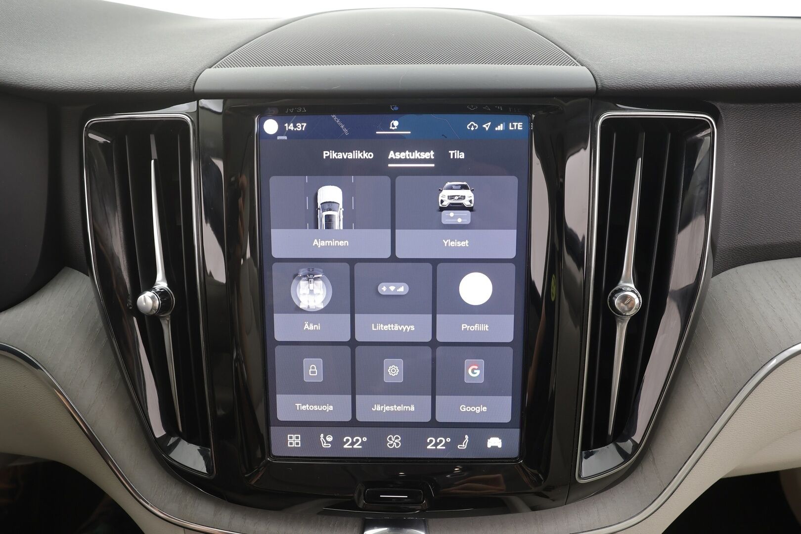 Volvo XC60 2024 T6 AWD Long Range Plus Bright aut. - | Koukku | Panorama | ACC | Full-LED | P.Kamera | Sporttinahat Muistilla | Kaistavahti | Navi | Katveavustin | Keyless | 1-om Suomi-auto |  2x Latauskaapelit | Kahdet renkaat | Merkkihuollot | 