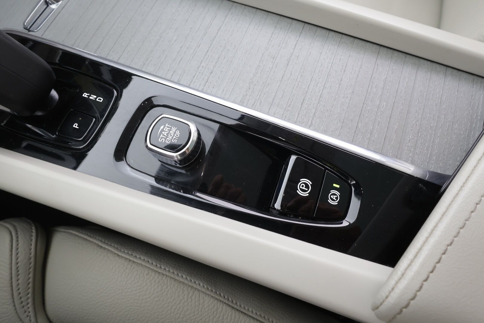Volvo XC60 2024 T6 AWD Long Range Plus Bright aut. - | Koukku | Panorama | ACC | Full-LED | P.Kamera | Sporttinahat Muistilla | Kaistavahti | Navi | Katveavustin | Keyless | 1-om Suomi-auto |  2x Latauskaapelit | Kahdet renkaat | Merkkihuollot | 