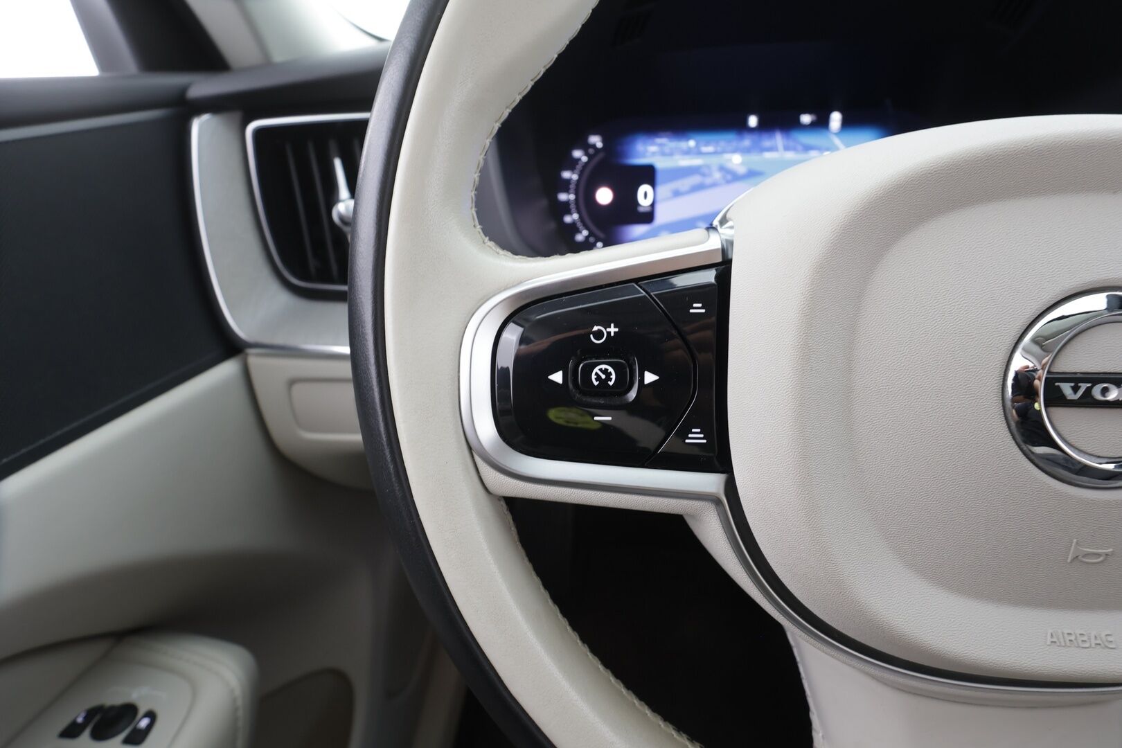 Volvo XC60 2024 T6 AWD Long Range Plus Bright aut. - | Koukku | Panorama | ACC | Full-LED | P.Kamera | Sporttinahat Muistilla | Kaistavahti | Navi | Katveavustin | Keyless | 1-om Suomi-auto |  2x Latauskaapelit | Kahdet renkaat | Merkkihuollot | 