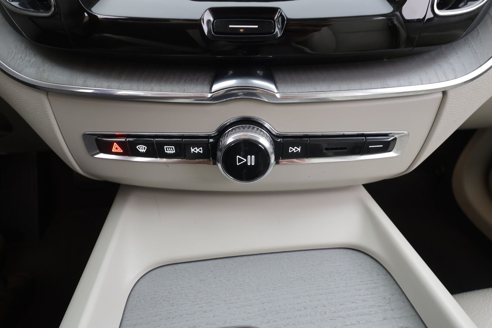 Volvo XC60 2024 T6 AWD Long Range Plus Bright aut. - | Koukku | Panorama | ACC | Full-LED | P.Kamera | Sporttinahat Muistilla | Kaistavahti | Navi | Katveavustin | Keyless | 1-om Suomi-auto |  2x Latauskaapelit | Kahdet renkaat | Merkkihuollot | 