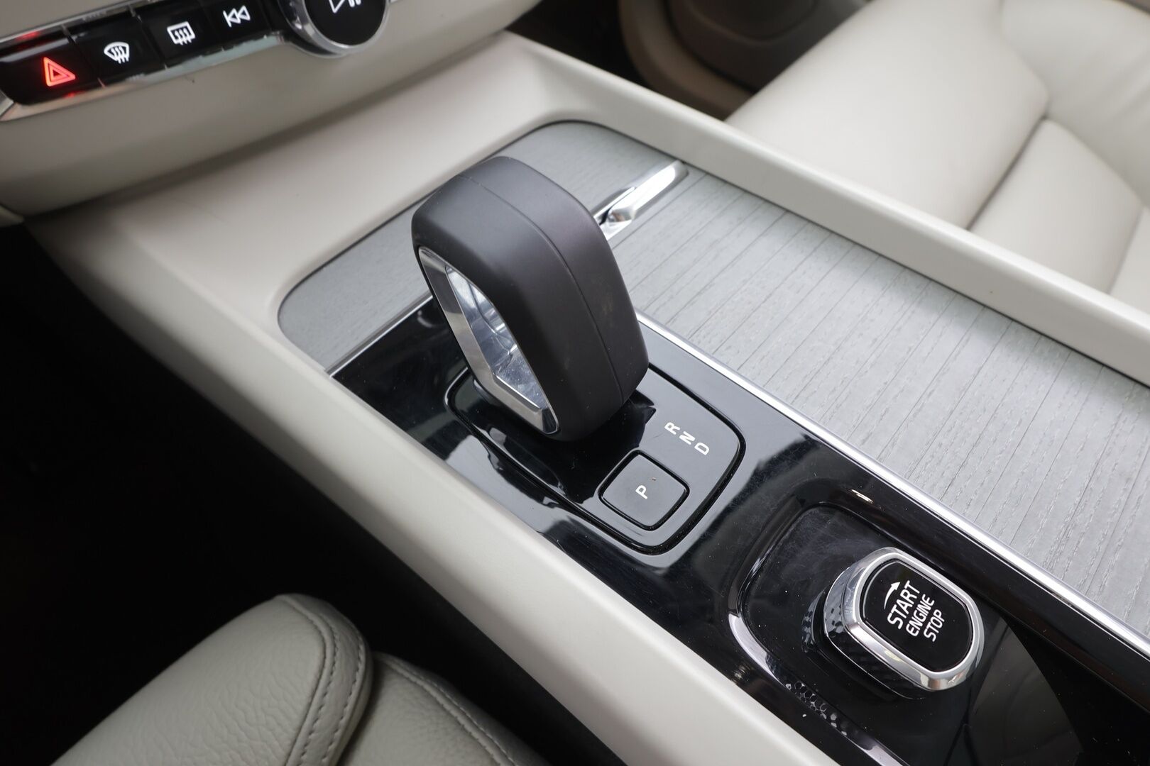 Volvo XC60 2024 T6 AWD Long Range Plus Bright aut. - | Koukku | Panorama | ACC | Full-LED | P.Kamera | Sporttinahat Muistilla | Kaistavahti | Navi | Katveavustin | Keyless | 1-om Suomi-auto |  2x Latauskaapelit | Kahdet renkaat | Merkkihuollot | 