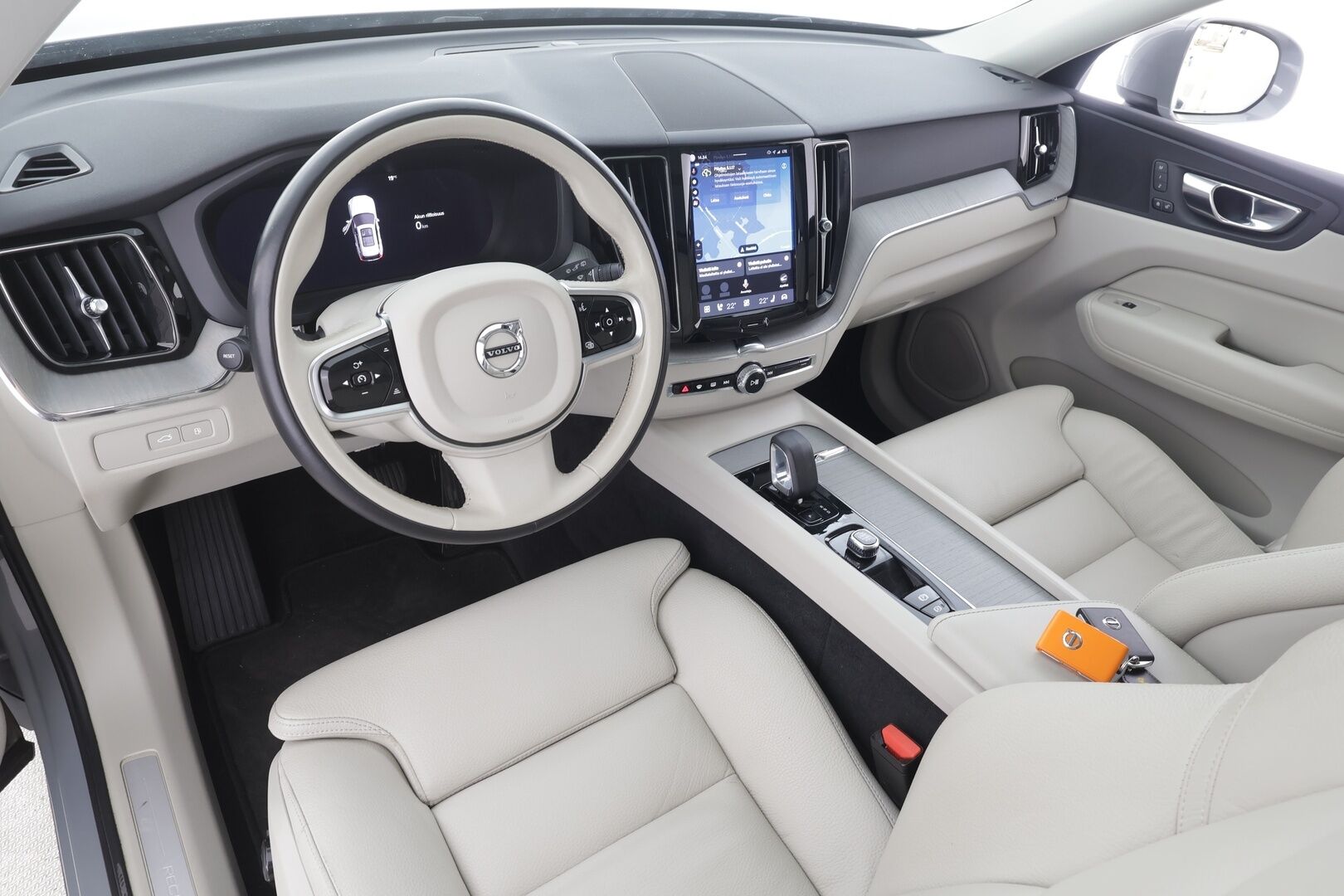 Volvo XC60 2024 T6 AWD Long Range Plus Bright aut. - | Koukku | Panorama | ACC | Full-LED | P.Kamera | Sporttinahat Muistilla | Kaistavahti | Navi | Katveavustin | Keyless | 1-om Suomi-auto |  2x Latauskaapelit | Kahdet renkaat | Merkkihuollot | 
