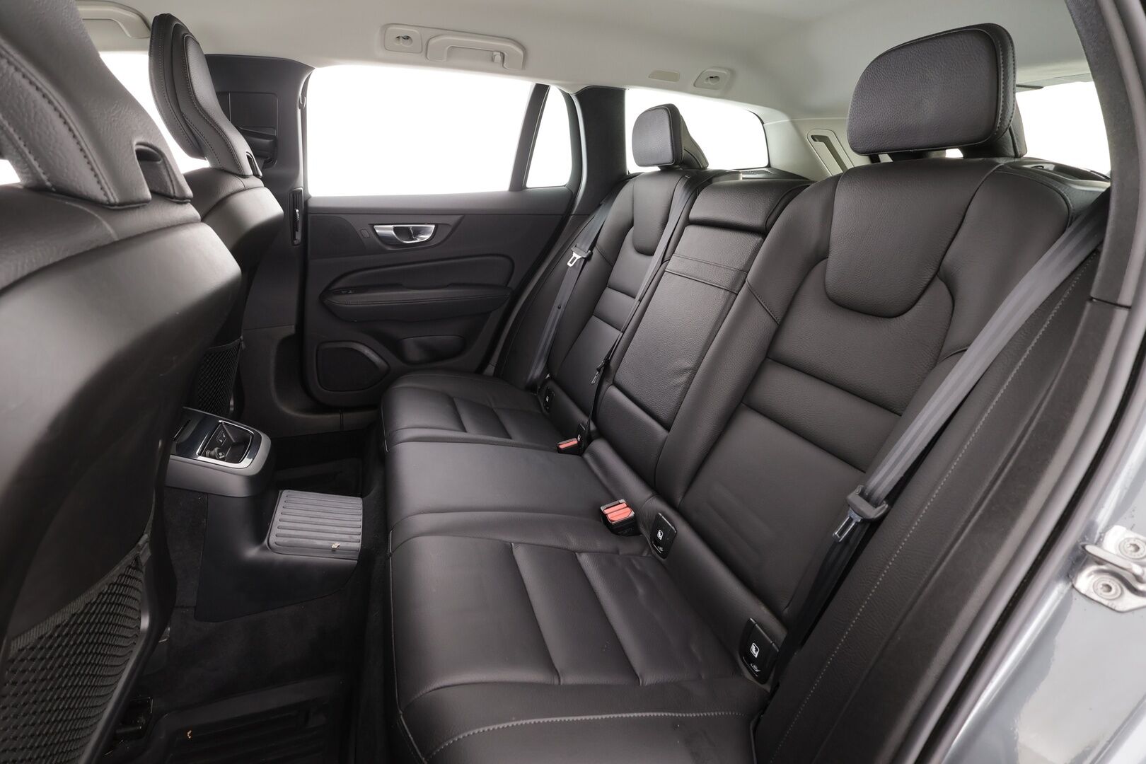 Volvo V60 2020 T6 TwE AWD Momentum aut * ACC / HUD / 360° / Full LED / Muistipenkki / Webasto / Koukku / BLIS / Navi / KeylessGo * - Akku kuntotarkastettu / Kahdet renkaat aluvanteilla