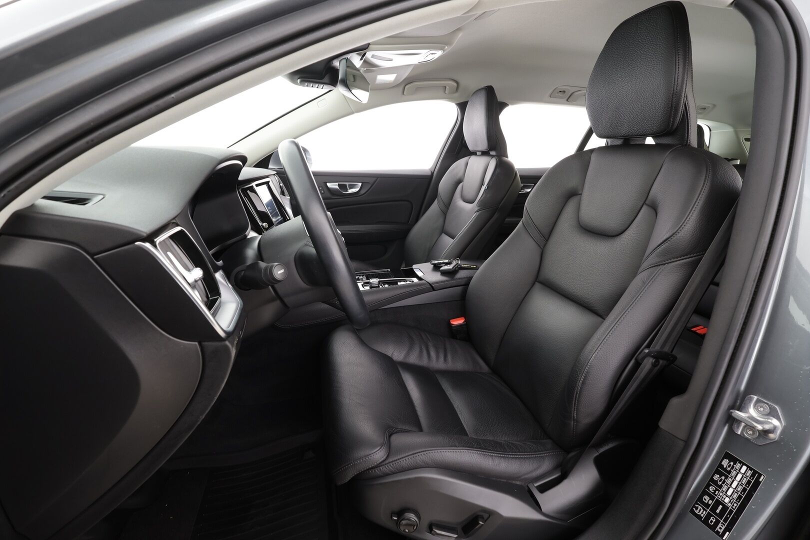 Volvo V60 2020 T6 TwE AWD Momentum aut * ACC / HUD / 360° / Full LED / Muistipenkki / Webasto / Koukku / BLIS / Navi / KeylessGo * - Akku kuntotarkastettu / Kahdet renkaat aluvanteilla