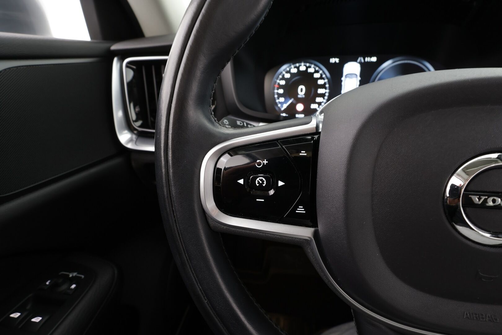 Volvo V60 2020 T6 TwE AWD Momentum aut * ACC / HUD / 360° / Full LED / Muistipenkki / Webasto / Koukku / BLIS / Navi / KeylessGo * - Akku kuntotarkastettu / Kahdet renkaat aluvanteilla