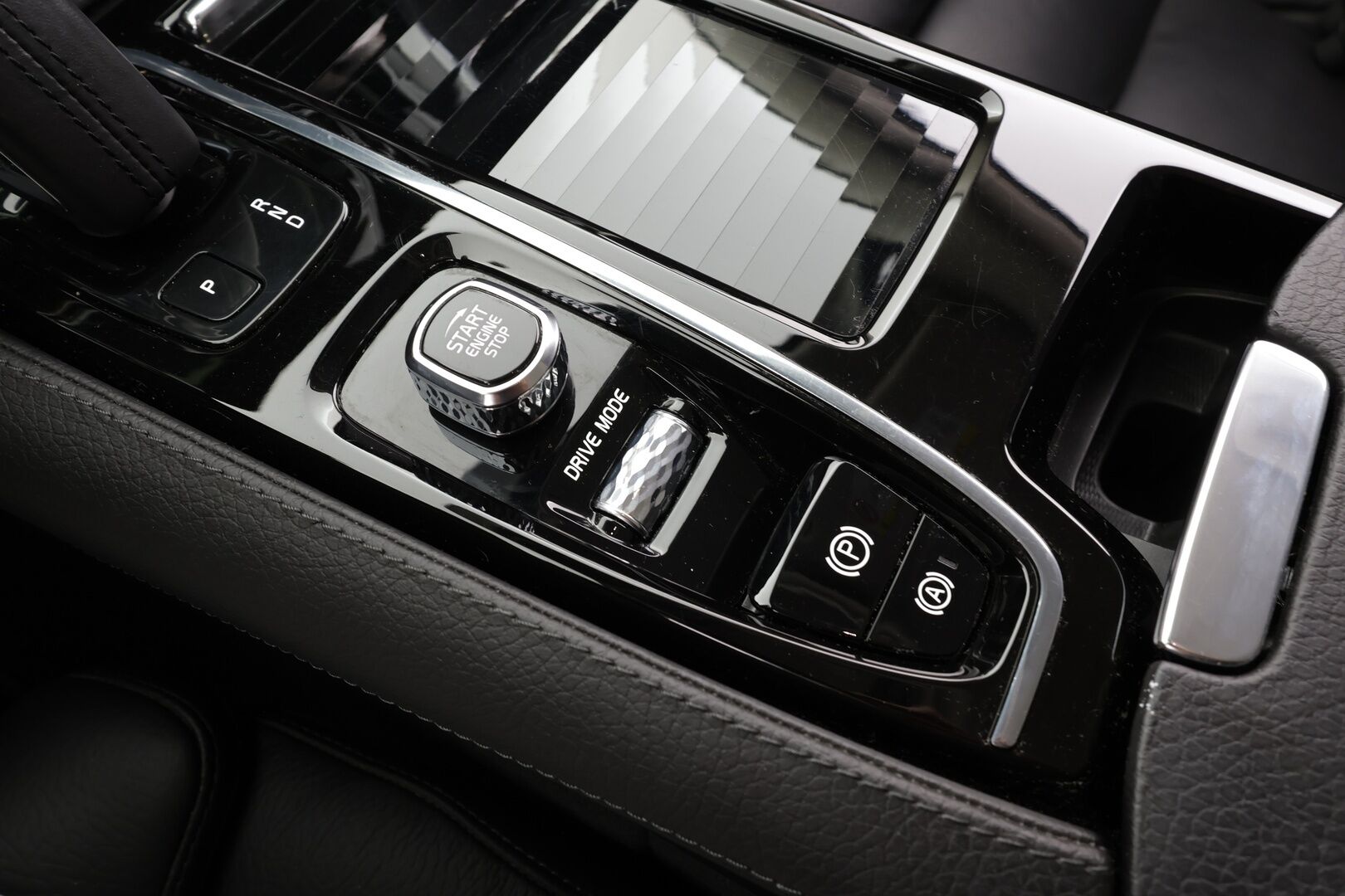 Volvo V60 2020 T6 TwE AWD Momentum aut * ACC / HUD / 360° / Full LED / Muistipenkki / Webasto / Koukku / BLIS / Navi / KeylessGo * - Akku kuntotarkastettu / Kahdet renkaat aluvanteilla