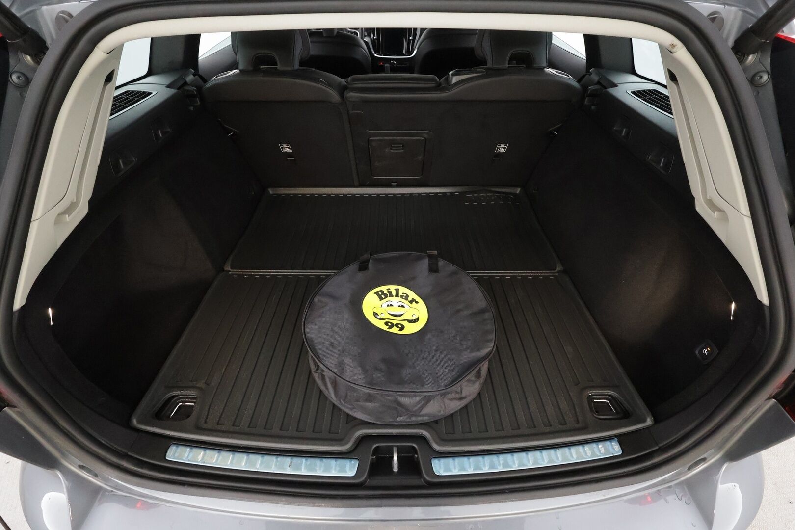 Volvo V60 2020 T6 TwE AWD Momentum aut * ACC / HUD / 360° / Full LED / Muistipenkki / Webasto / Koukku / BLIS / Navi / KeylessGo * - Akku kuntotarkastettu / Kahdet renkaat aluvanteilla