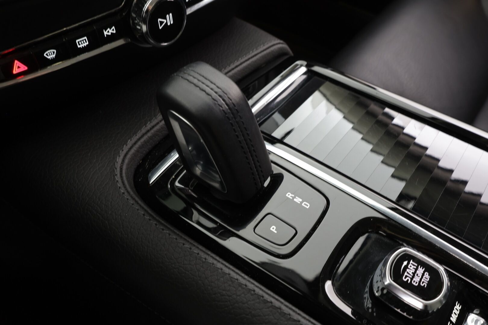 Volvo V60 2020 T6 TwE AWD Momentum aut * ACC / HUD / 360° / Full LED / Muistipenkki / Webasto / Koukku / BLIS / Navi / KeylessGo * - Akku kuntotarkastettu / Kahdet renkaat aluvanteilla