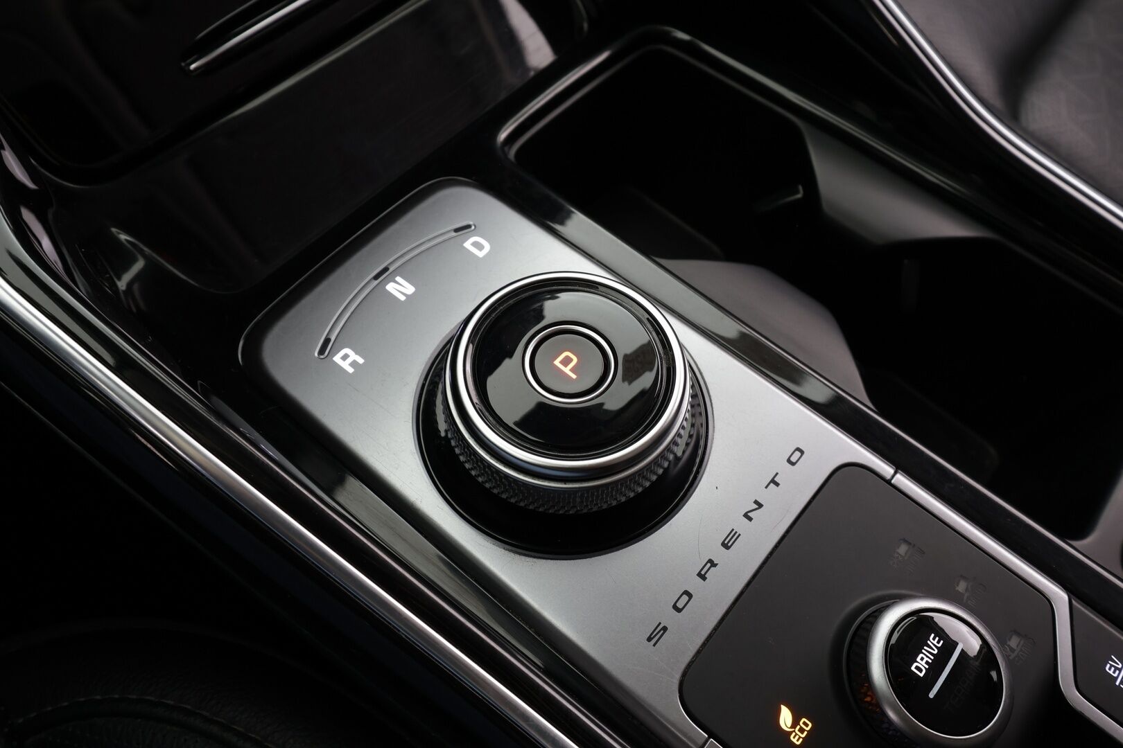 Toyota Yaris 2024 1,5 Hybrid 116 Intense * 1.Om Suomi-auto / ACC / P.kamera / Ratinlämmitin / Kaistavahti / Apple&Android * - Kahdet renkaat aluvanteilla / Merkkihuollettu - HULLUT BLACKWEEK JATKOT - KORKOTARJOUS 2,49%