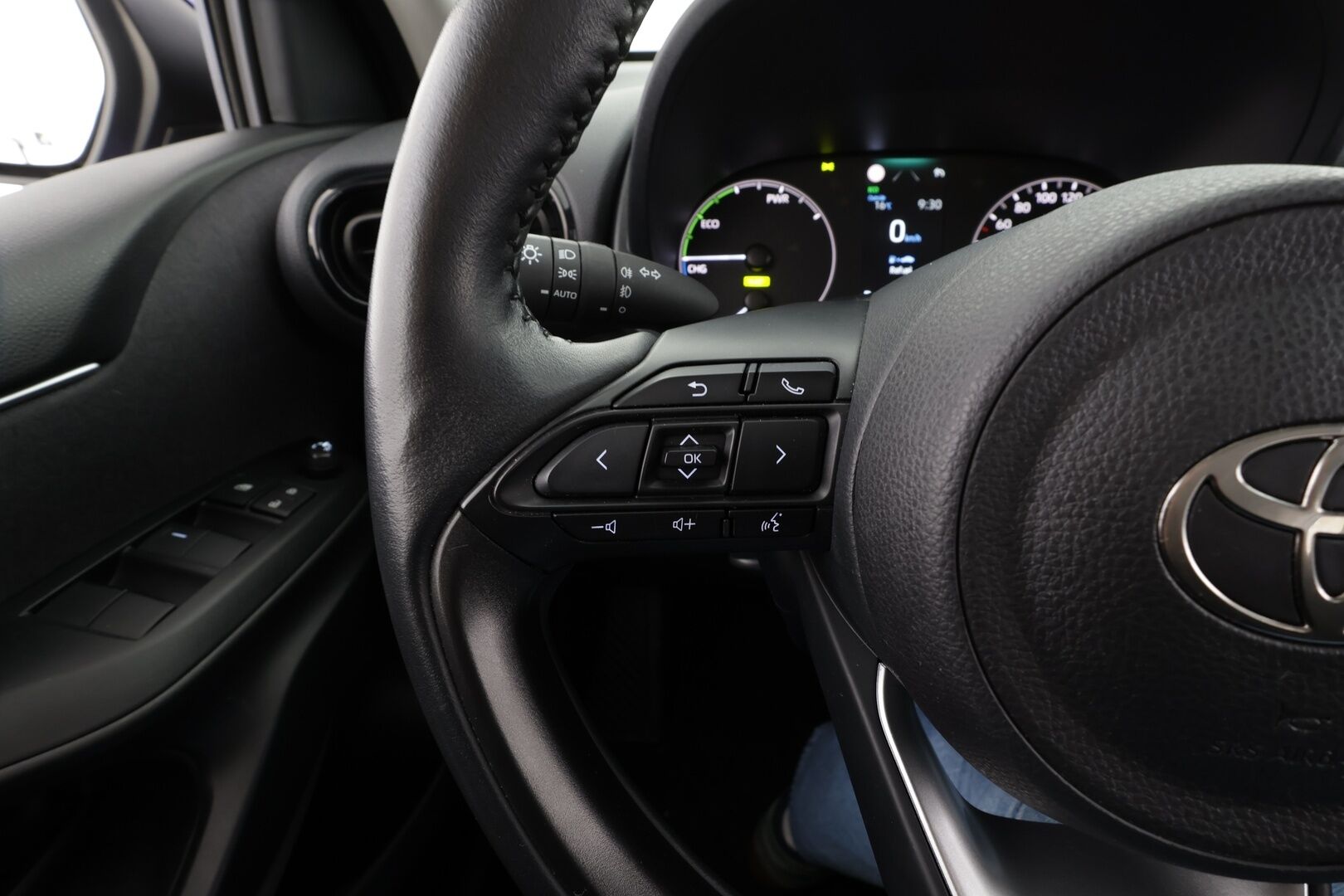 Toyota Yaris 2024 1,5 Hybrid 116 Intense * 1.Om Suomi-auto / ACC / P.kamera / Ratinlämmitin / Kaistavahti / Apple&Android * - Kahdet renkaat aluvanteilla / Merkkihuollettu - HULLUT BLACKWEEK JATKOT - KORKOTARJOUS 2,49%