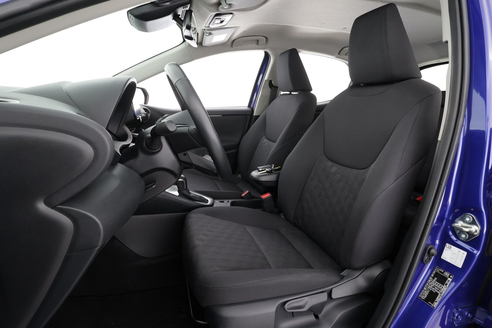 Toyota Yaris 2024 1,5 Hybrid 116 Intense * 1.Om Suomi-auto / ACC / P.kamera / Ratinlämmitin / Kaistavahti / Apple&Android * - Kahdet renkaat aluvanteilla / Merkkihuollettu - HULLUT BLACKWEEK JATKOT - KORKOTARJOUS 2,49%