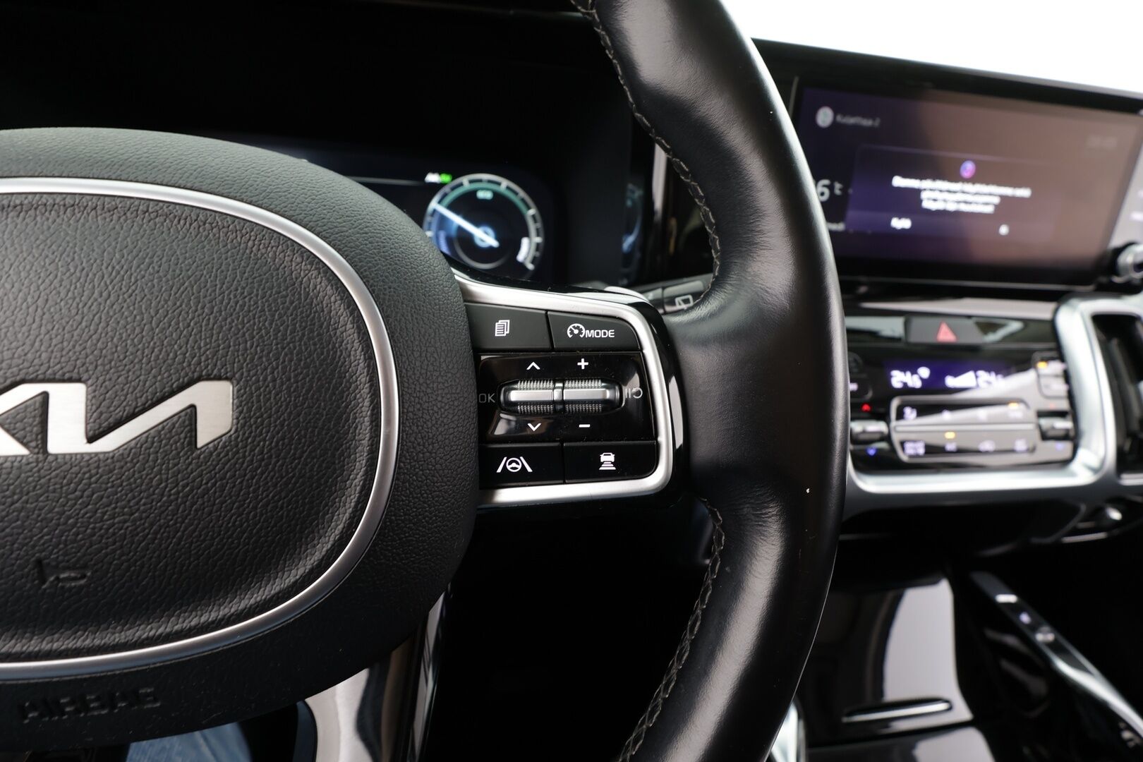 Toyota Yaris 2024 1,5 Hybrid 116 Intense * 1.Om Suomi-auto / ACC / P.kamera / Ratinlämmitin / Kaistavahti / Apple&Android * - Kahdet renkaat aluvanteilla / Merkkihuollettu - HULLUT BLACKWEEK JATKOT - KORKOTARJOUS 2,49%