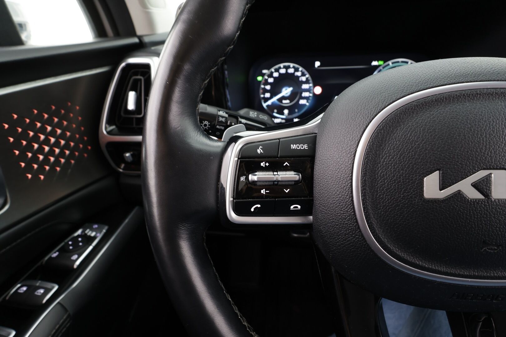 Toyota Yaris 2024 1,5 Hybrid 116 Intense * 1.Om Suomi-auto / ACC / P.kamera / Ratinlämmitin / Kaistavahti / Apple&Android * - Kahdet renkaat aluvanteilla / Merkkihuollettu - HULLUT BLACKWEEK JATKOT - KORKOTARJOUS 2,49%